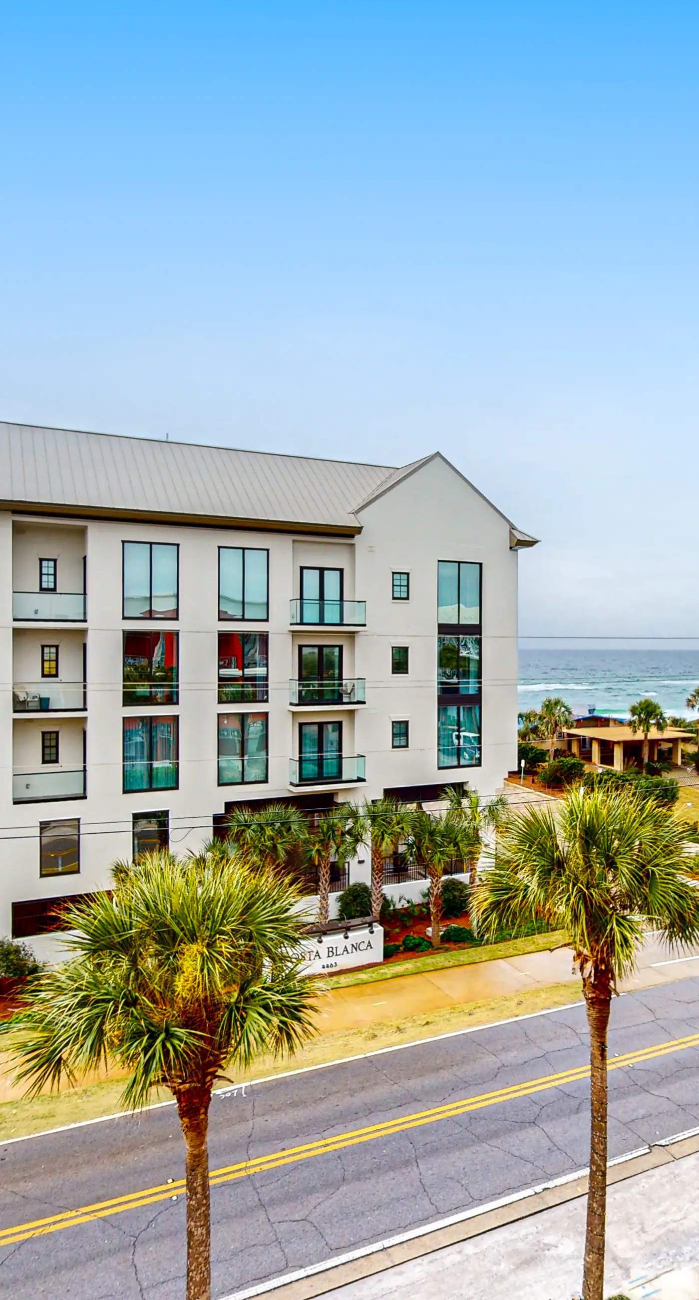 Bright condo near shopping & restaurants with tennis & shared pool