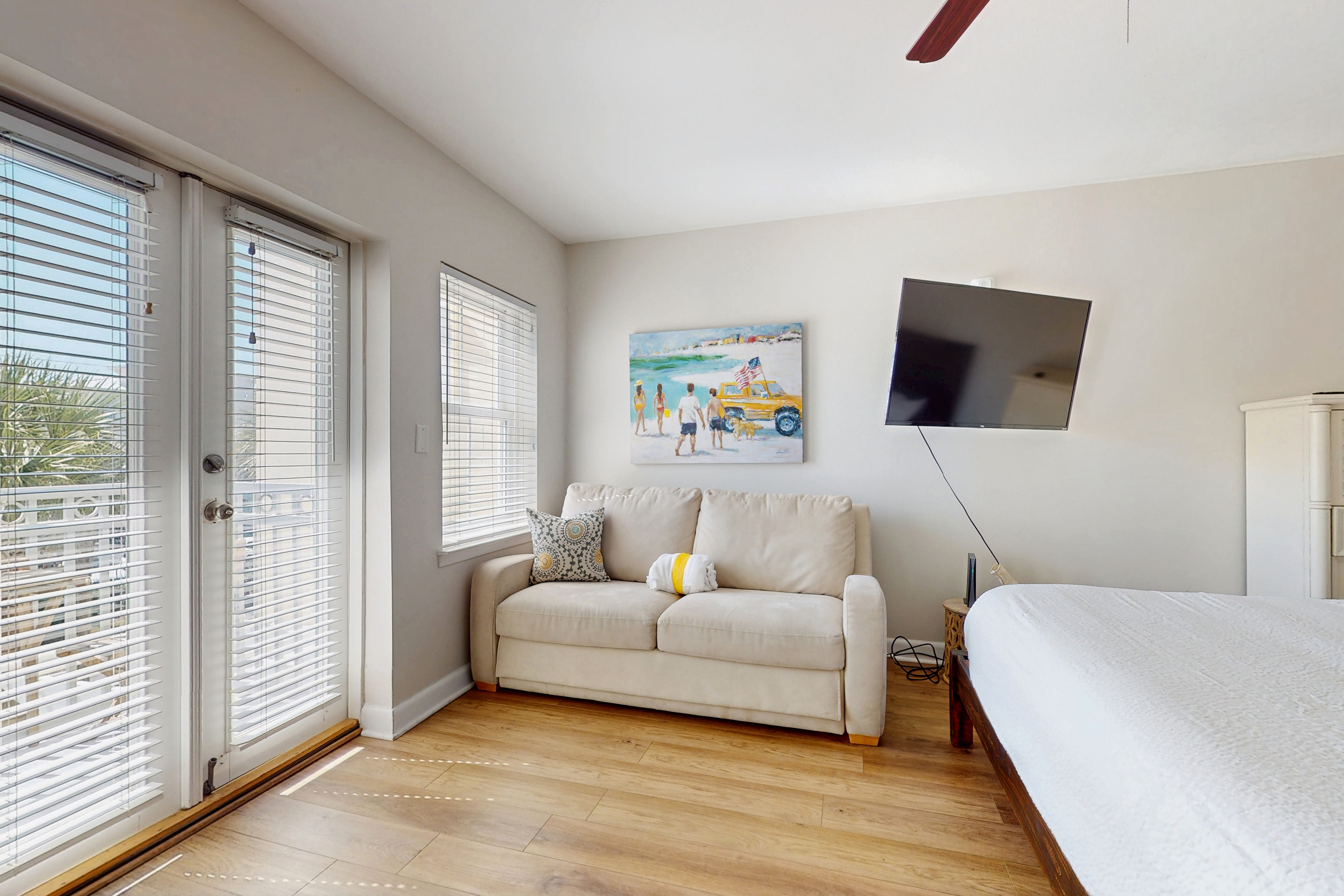 3rd-floor studio with Gulf view, balcony, pool, & tennis