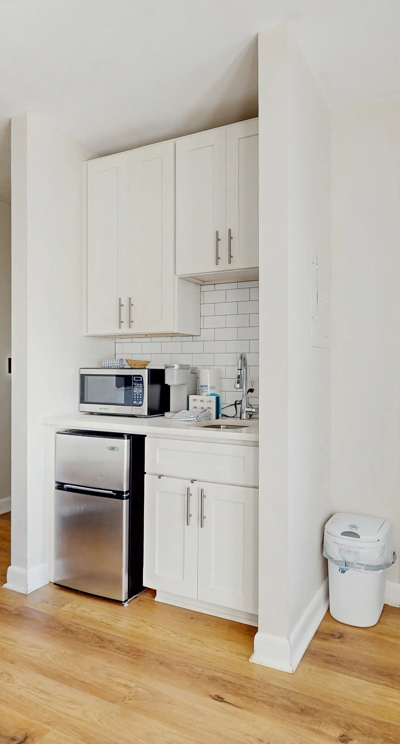 3rd-floor studio with Gulf view, balcony, pool, & tennis