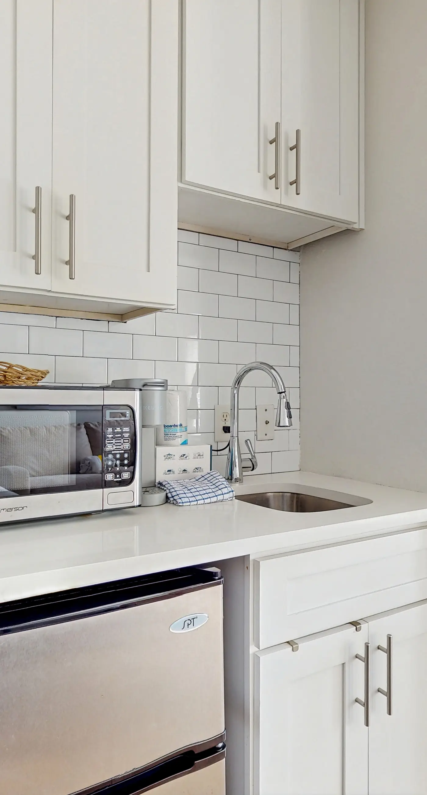 3rd-floor studio with Gulf view, balcony, pool, & tennis