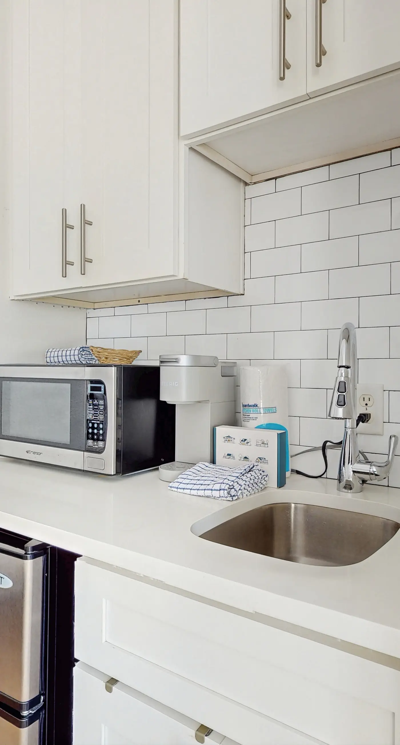 3rd-floor studio with Gulf view, balcony, pool, & tennis