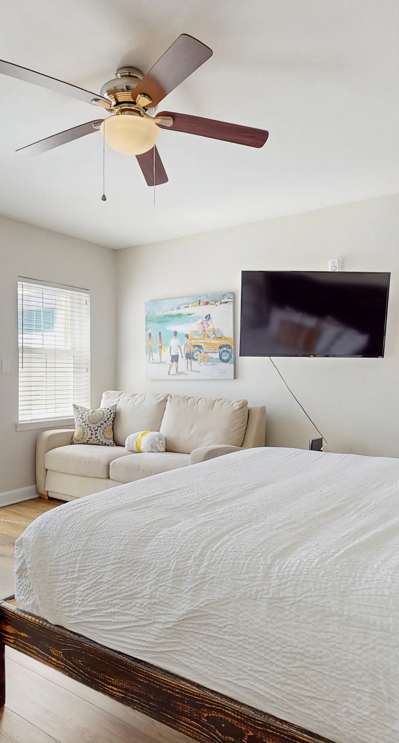 3rd-floor studio with Gulf view, balcony, pool, & tennis