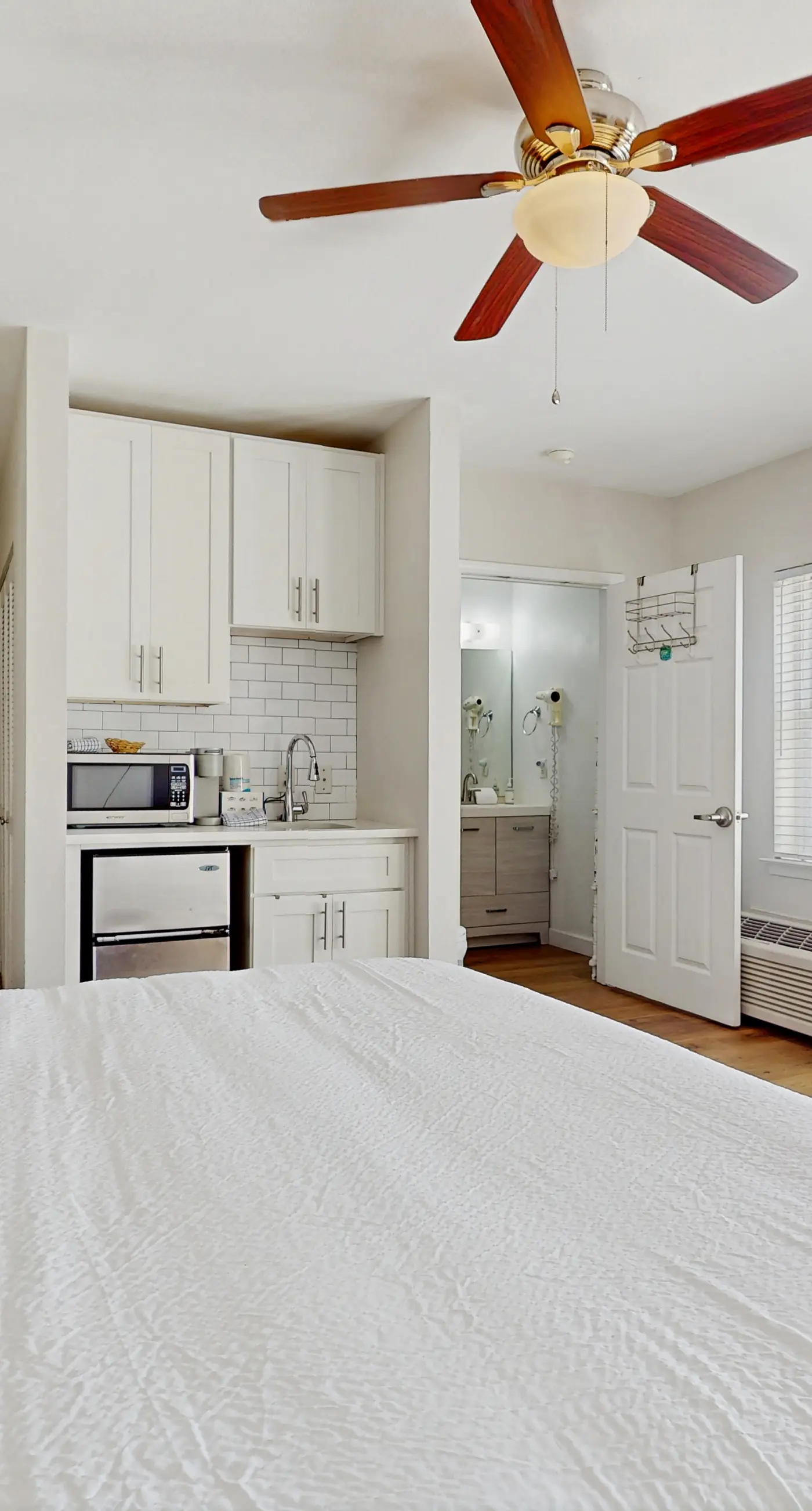 3rd-floor studio with Gulf view, balcony, pool, & tennis