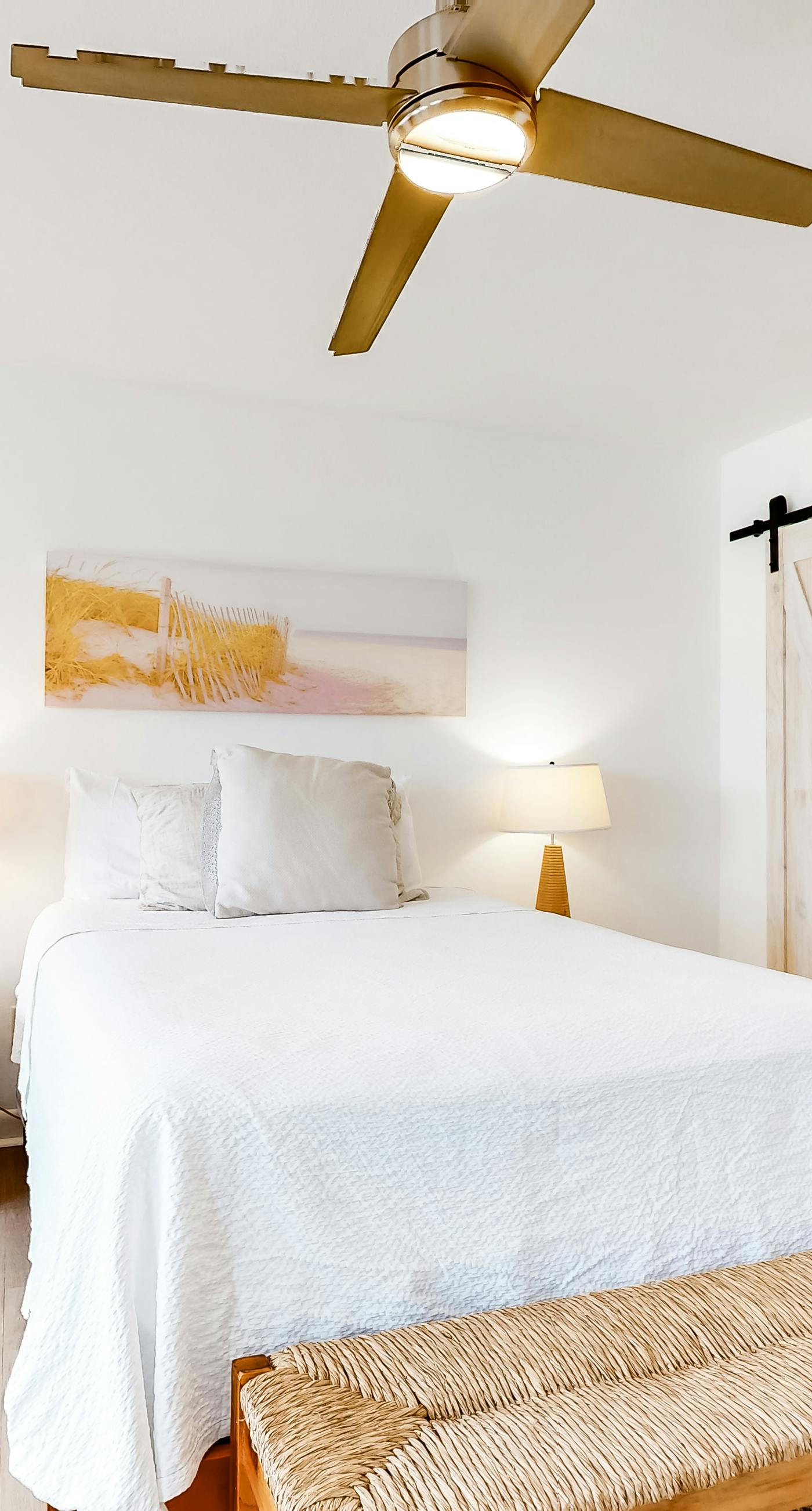 Adorable studio for two just steps from the beach - shared pool & tennis courts