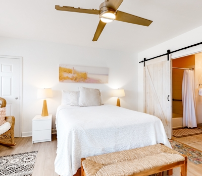 Adorable studio for two just steps from the beach - shared pool & tennis courts