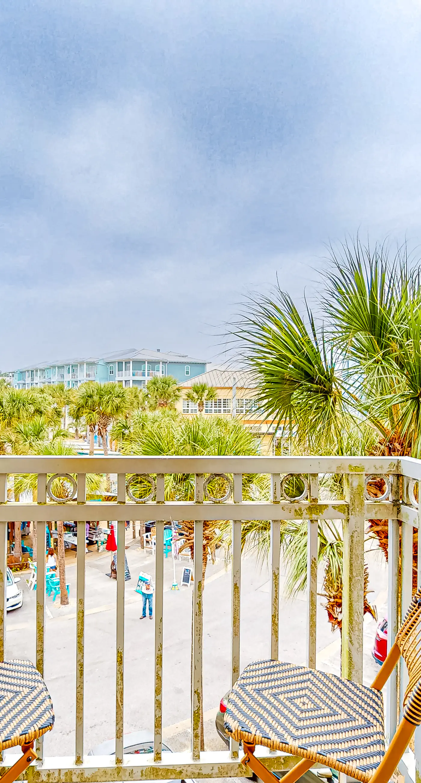 Adorable studio for two just steps from the beach - shared pool & tennis courts