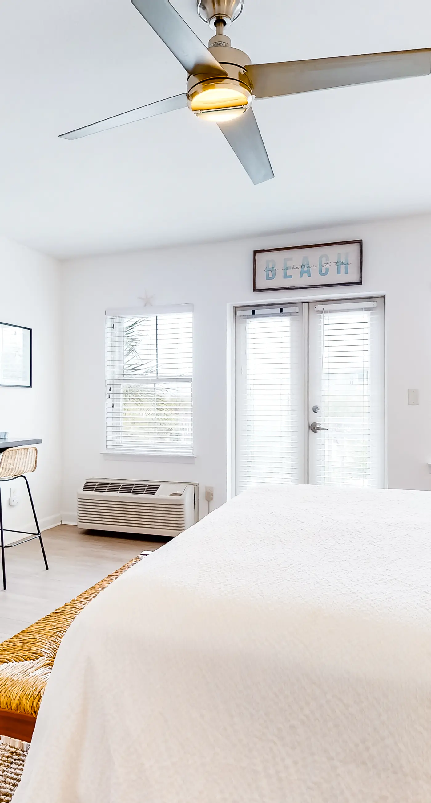 Adorable studio for two just steps from the beach - shared pool & tennis courts