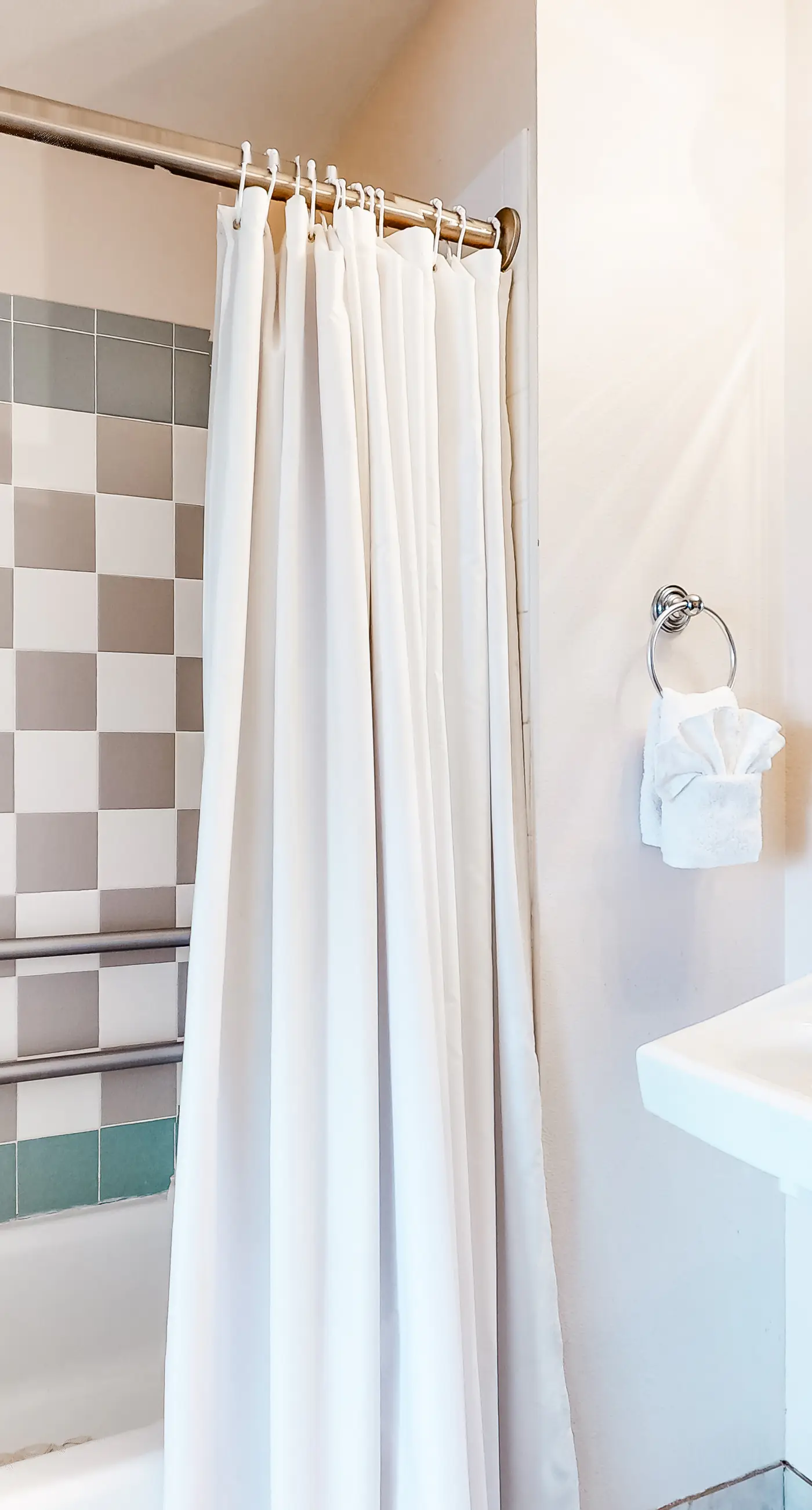 Adorable studio for two just steps from the beach - shared pool & tennis courts