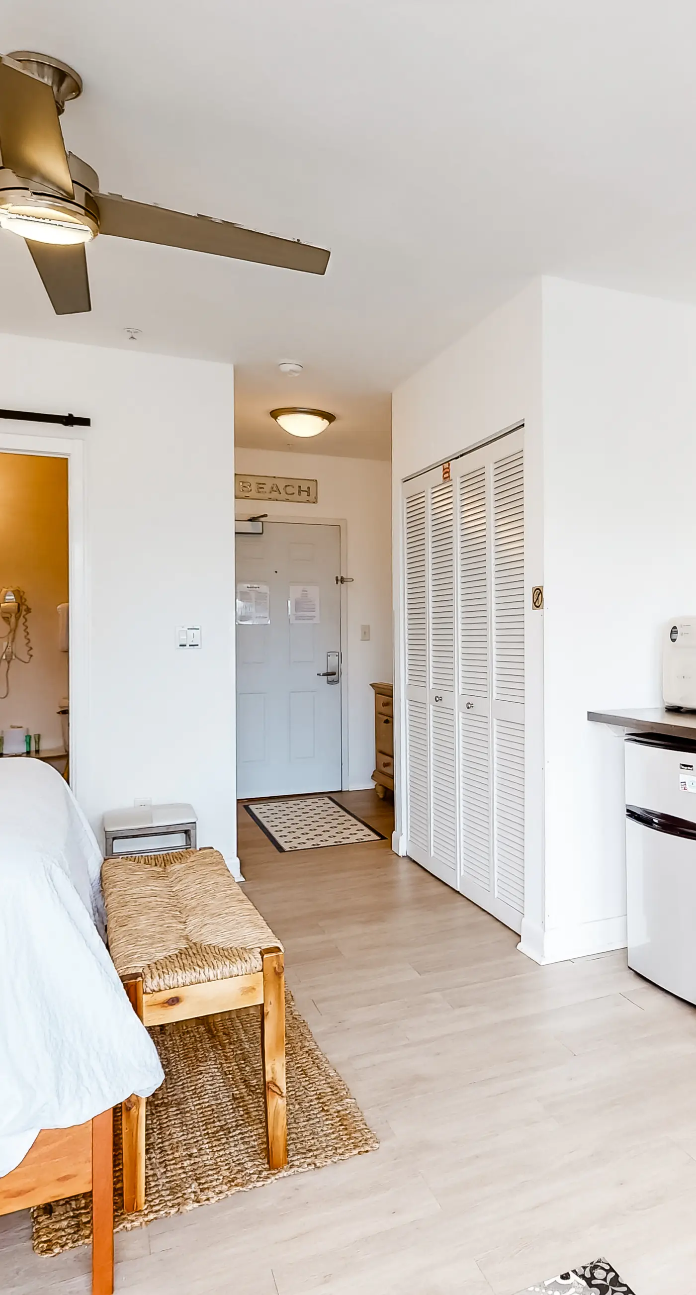 Adorable studio for two just steps from the beach - shared pool & tennis courts