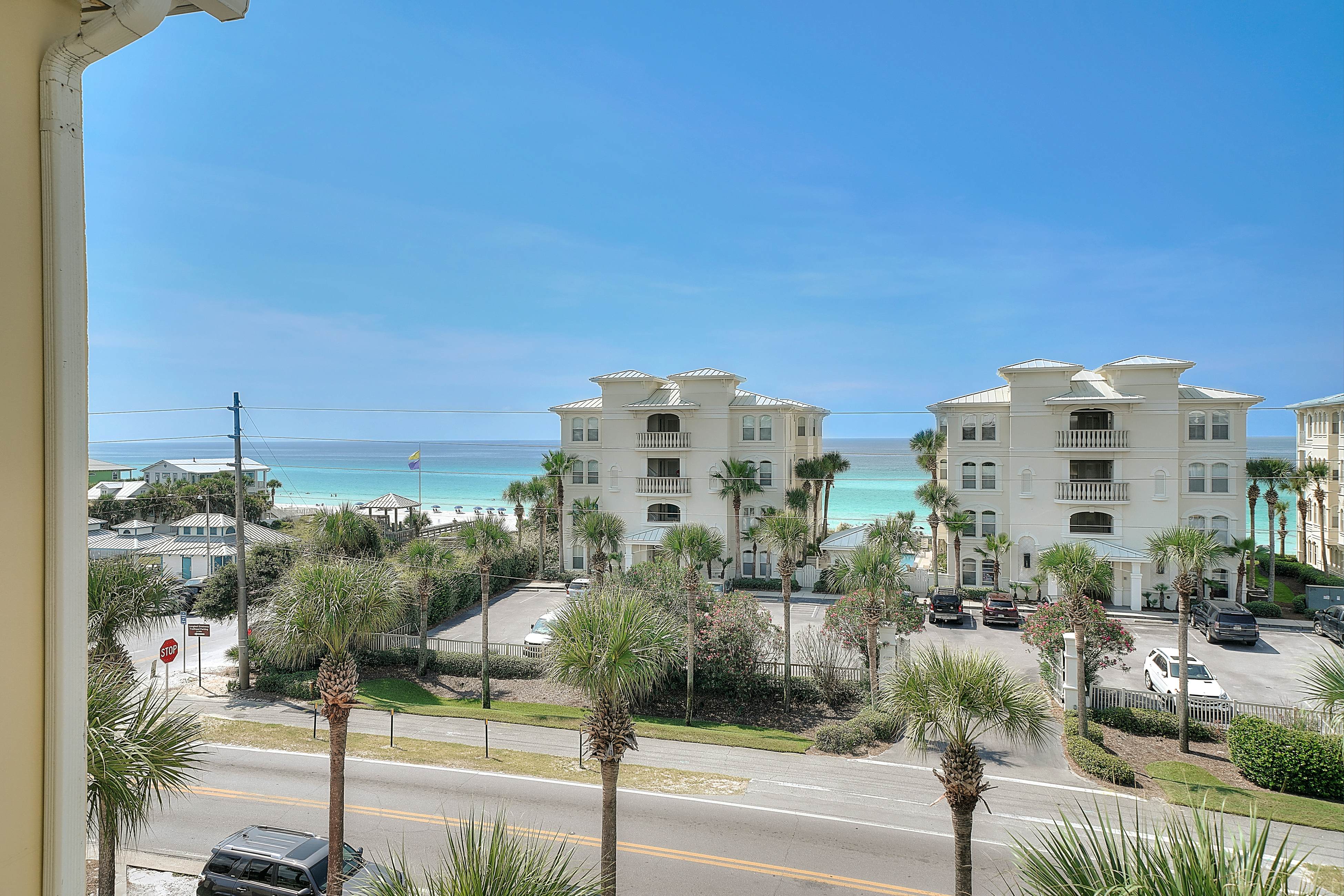 Beachy condo with free WiFi & shared pool,hot tub - short walk to the beach