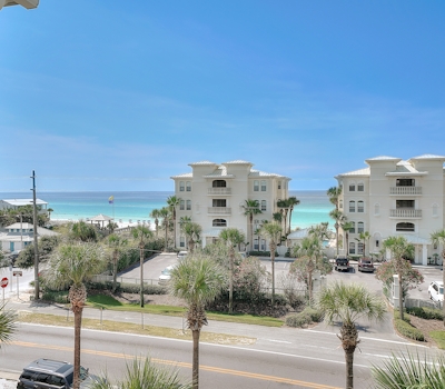 Beachy condo with free WiFi & shared pool,hot tub - short walk to the beach