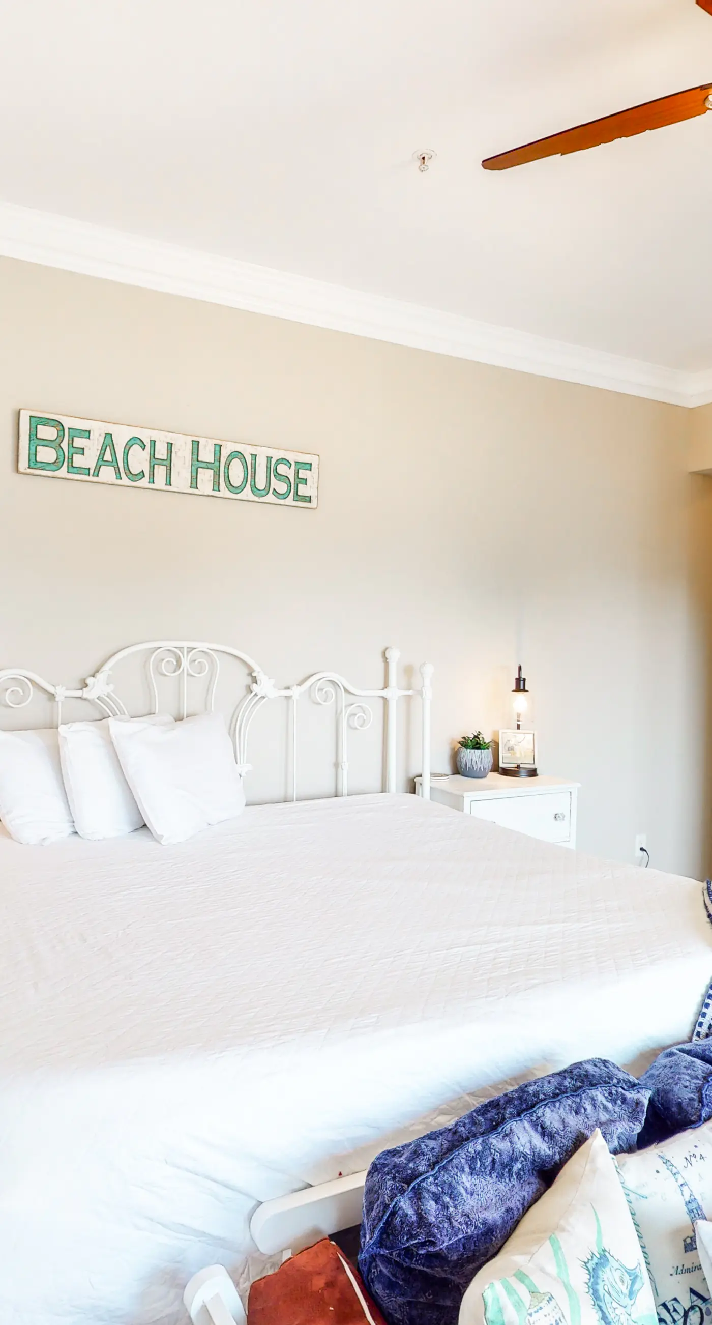 Beachy condo with free WiFi & shared pool,hot tub - short walk to the beach