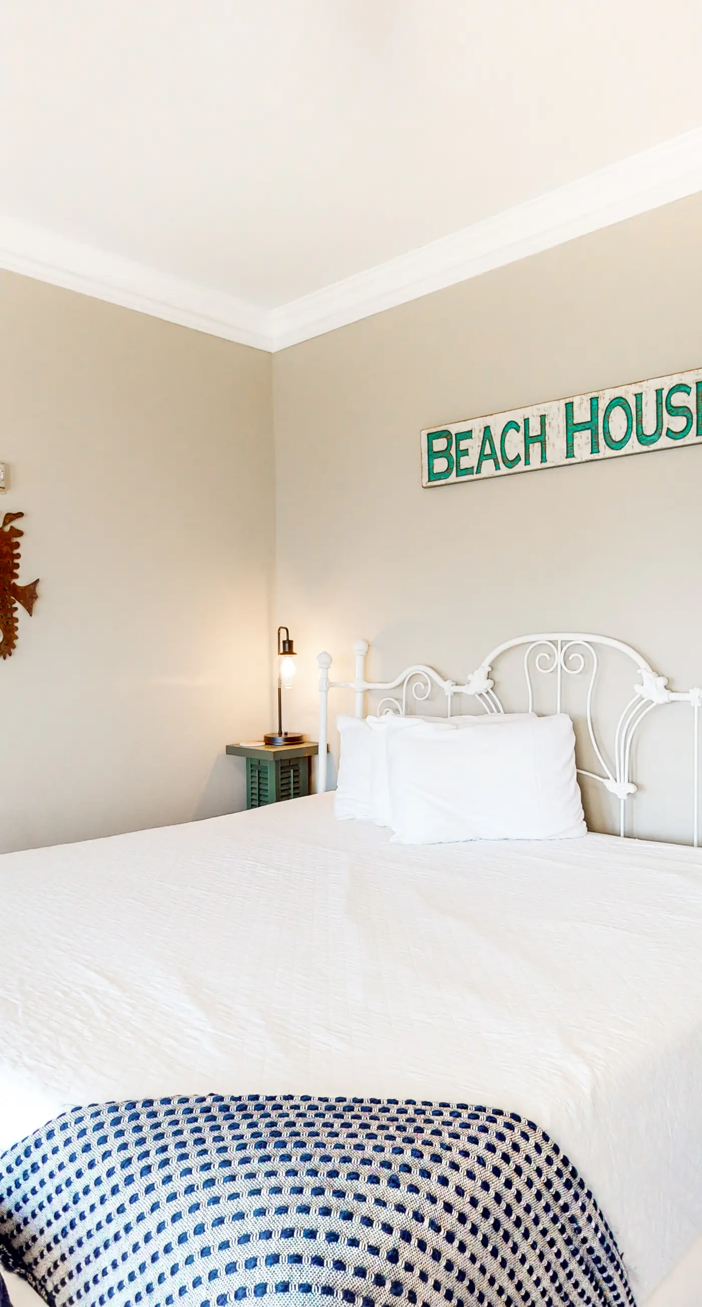 Beachy condo with free WiFi & shared pool,hot tub - short walk to the beach
