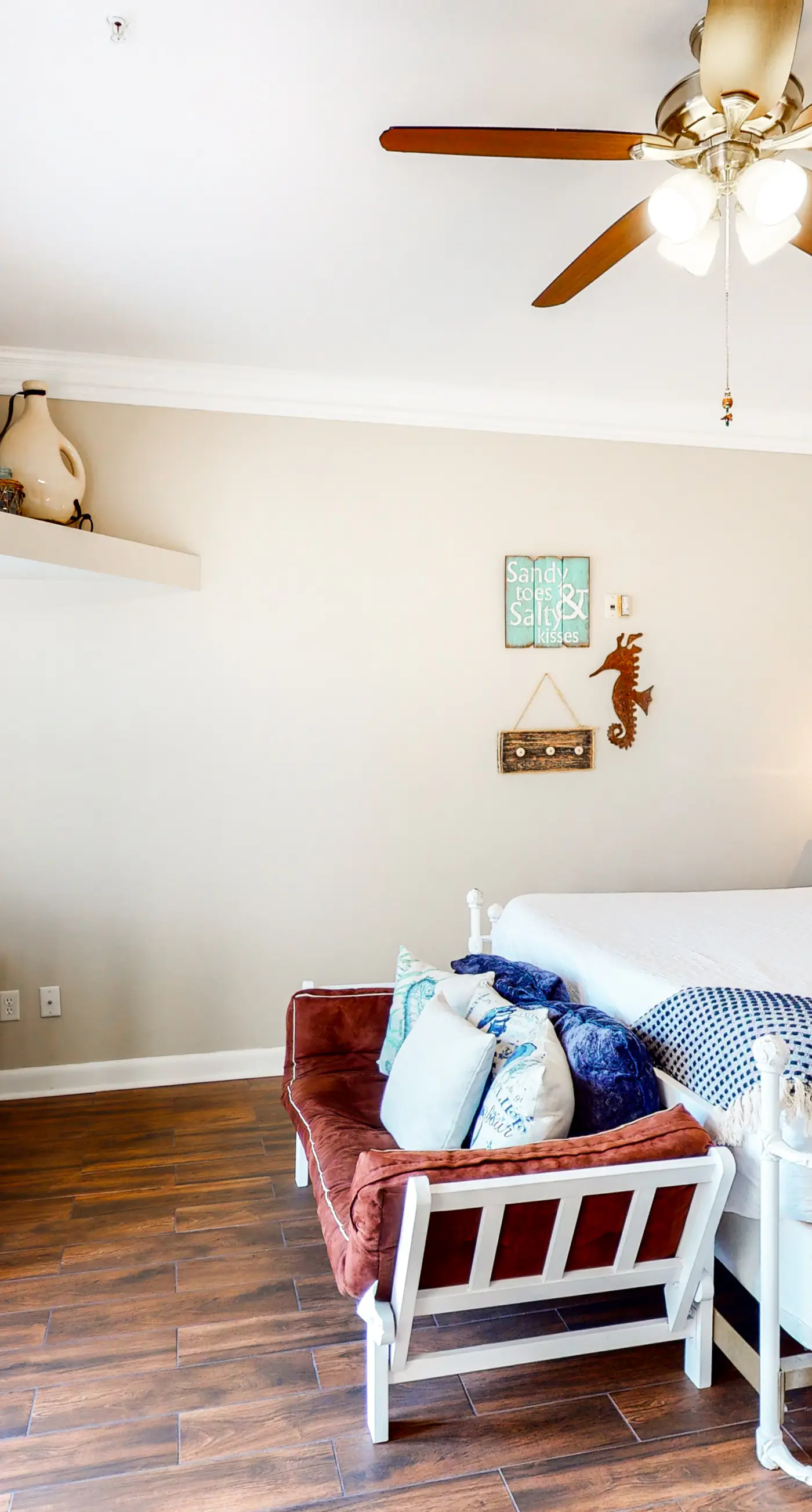 Beachy condo with free WiFi & shared pool,hot tub - short walk to the beach