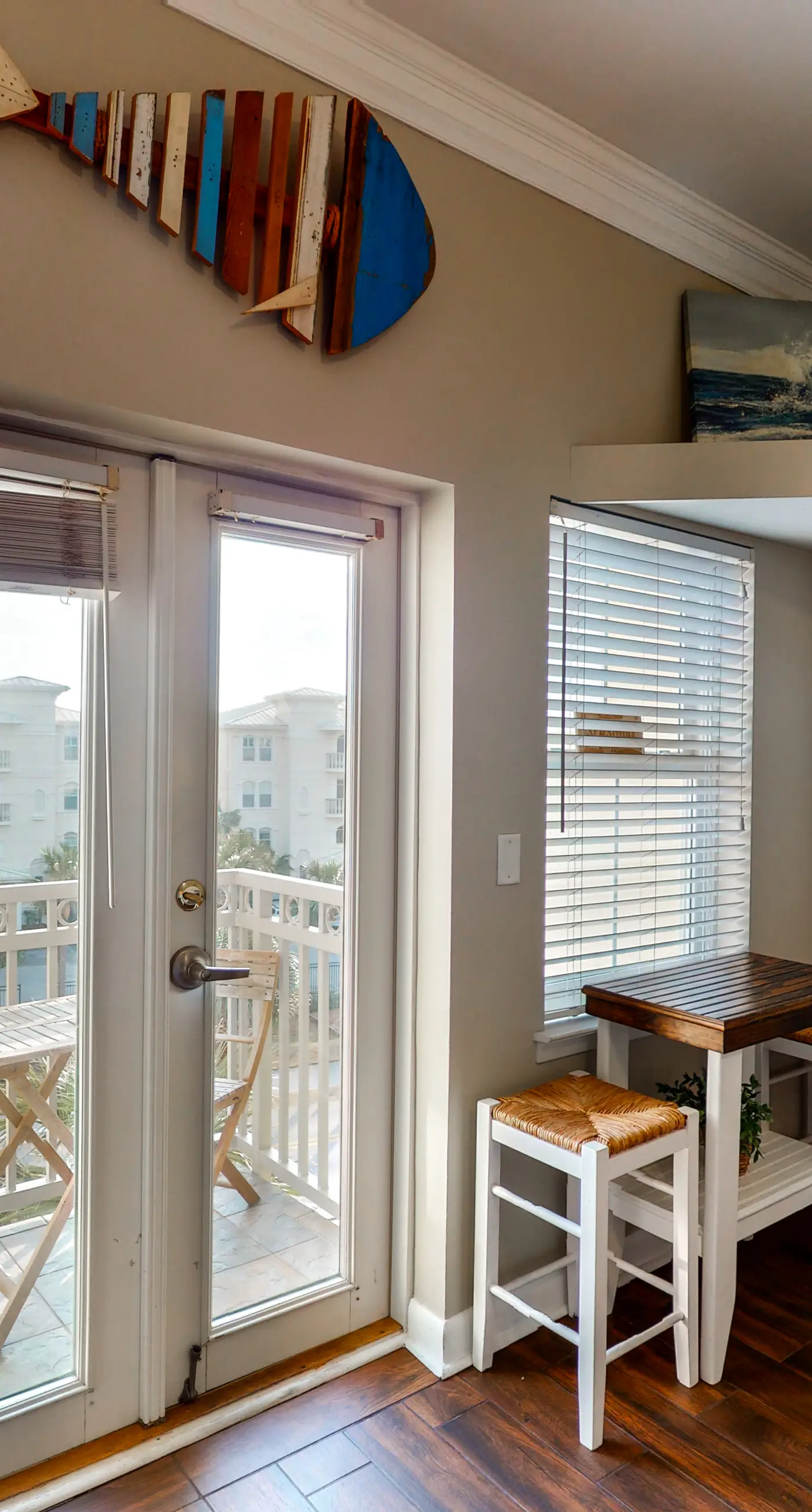 Beachy condo with free WiFi & shared pool,hot tub - short walk to the beach