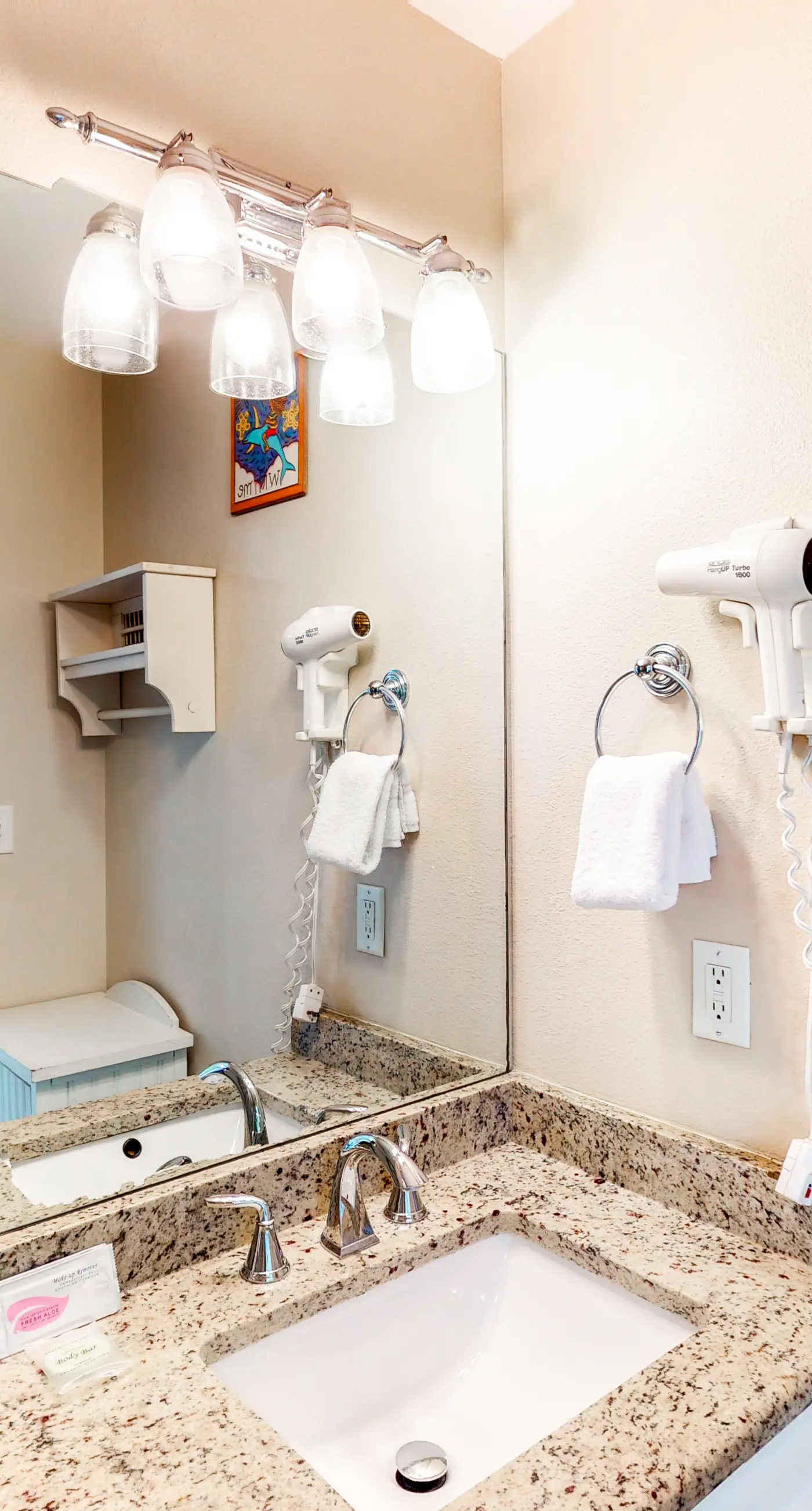 Beachy condo with free WiFi & shared pool,hot tub - short walk to the beach