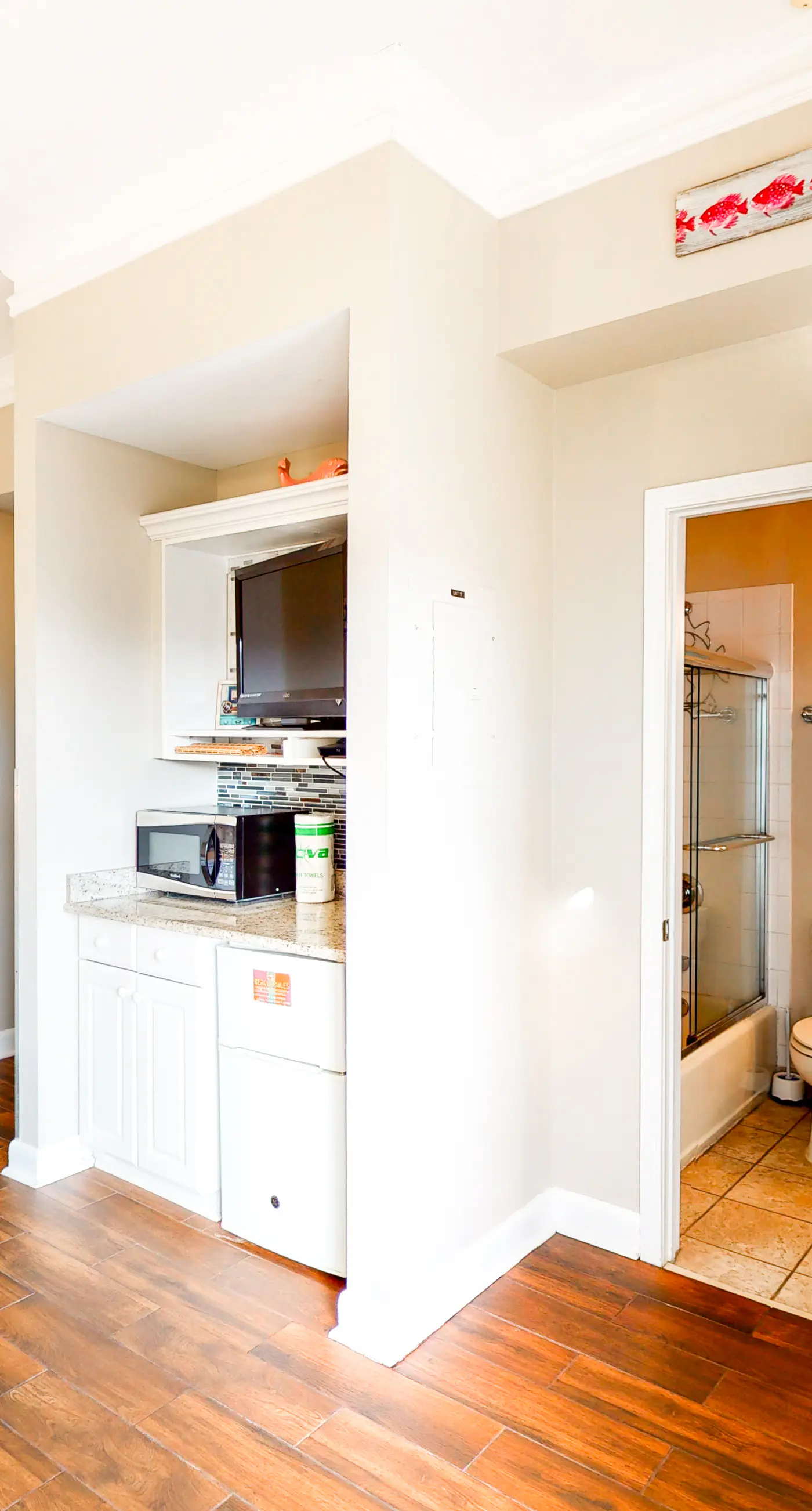 Beachy condo with free WiFi & shared pool,hot tub - short walk to the beach