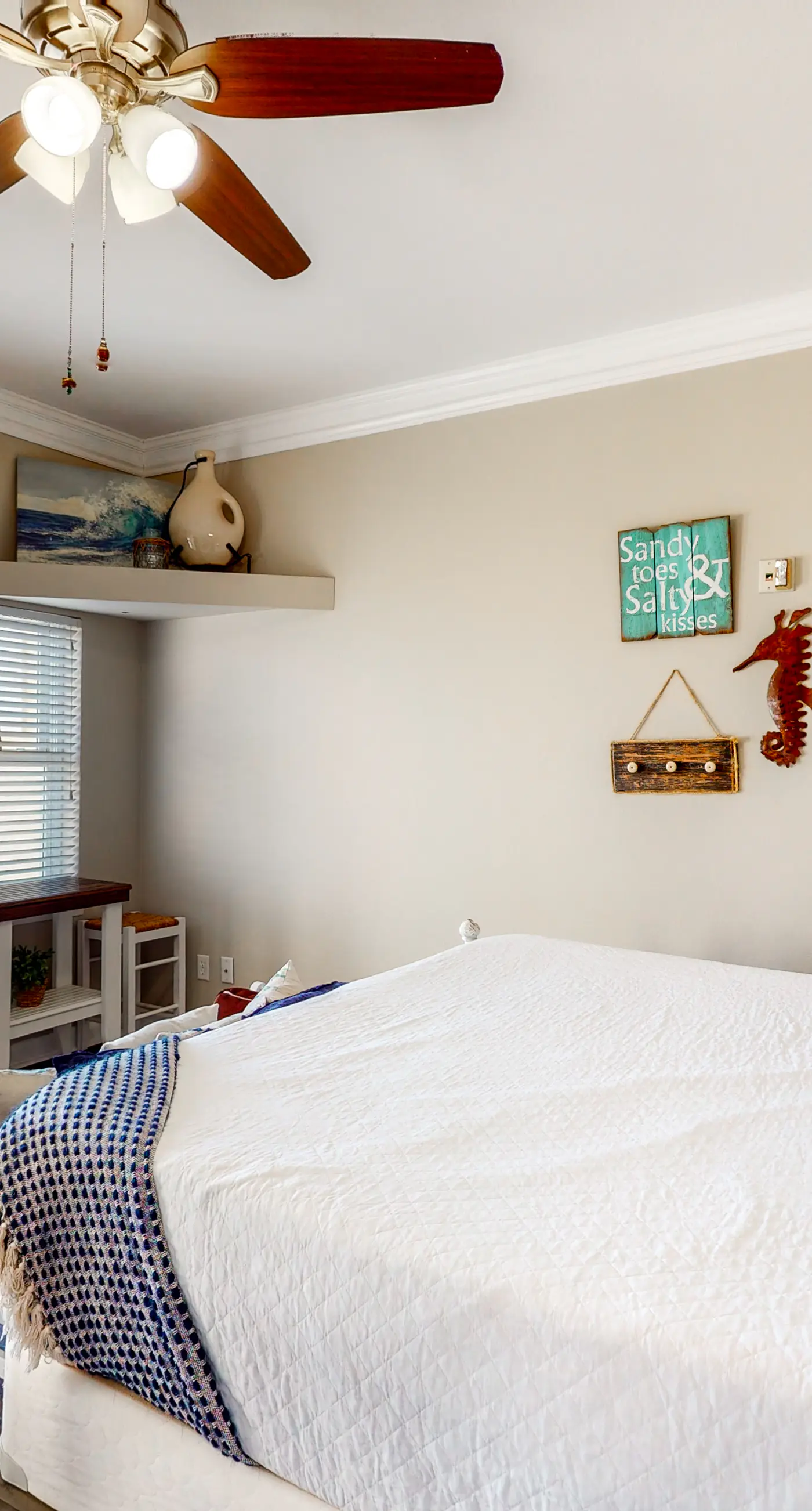 Beachy condo with free WiFi & shared pool,hot tub - short walk to the beach