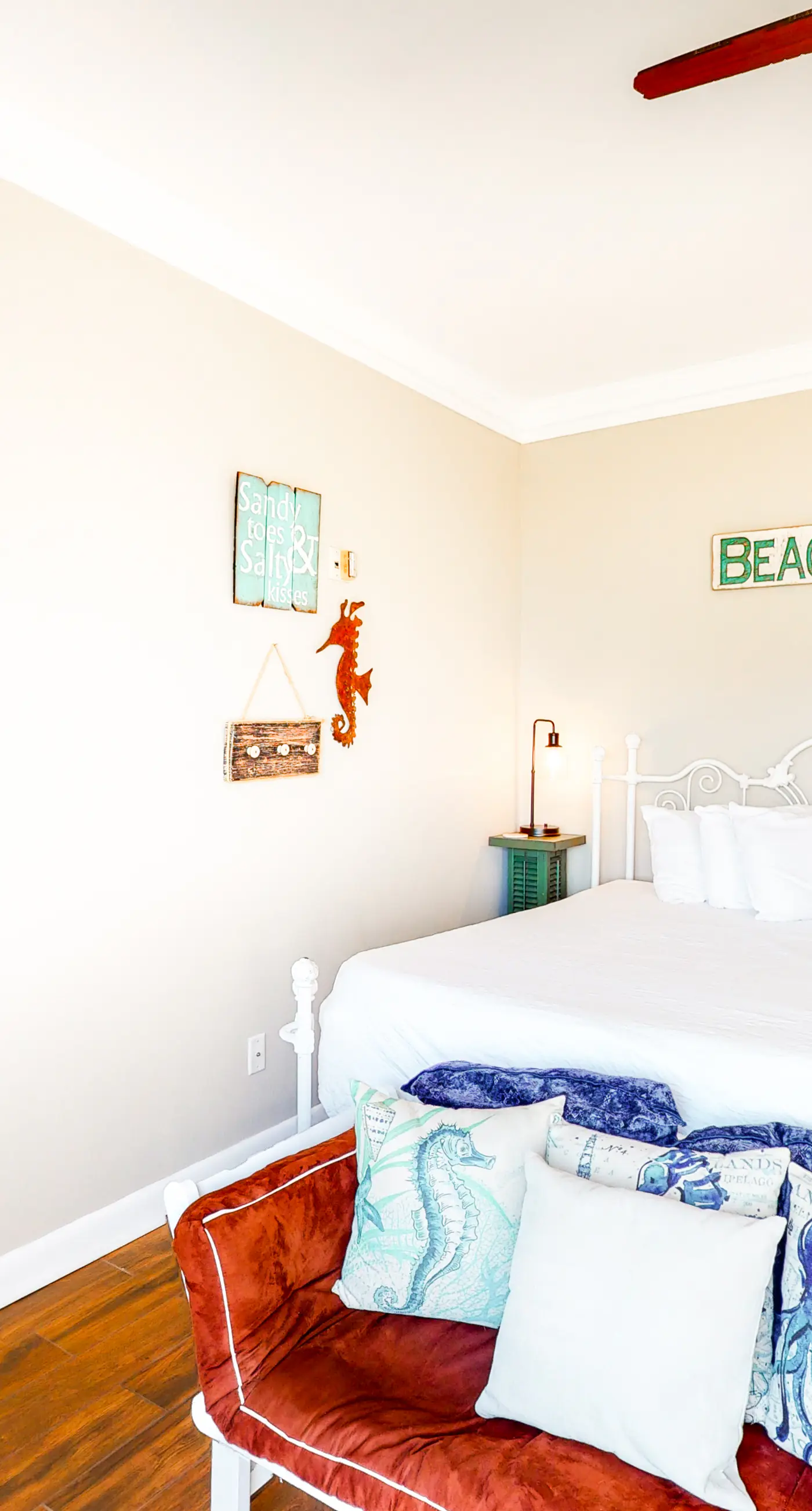 Beachy condo with free WiFi & shared pool,hot tub - short walk to the beach