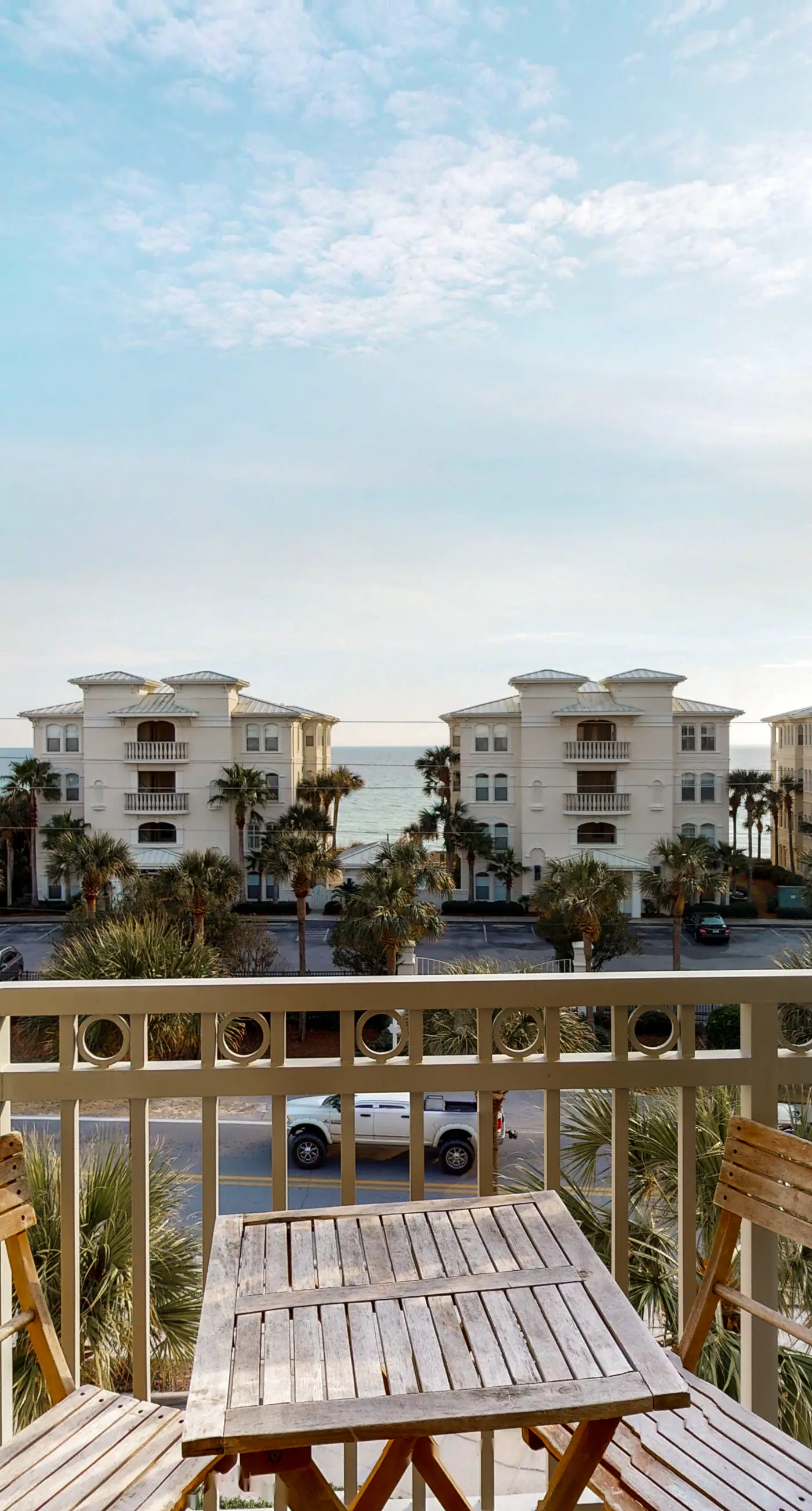 Beachy condo with free WiFi & shared pool,hot tub - short walk to the beach