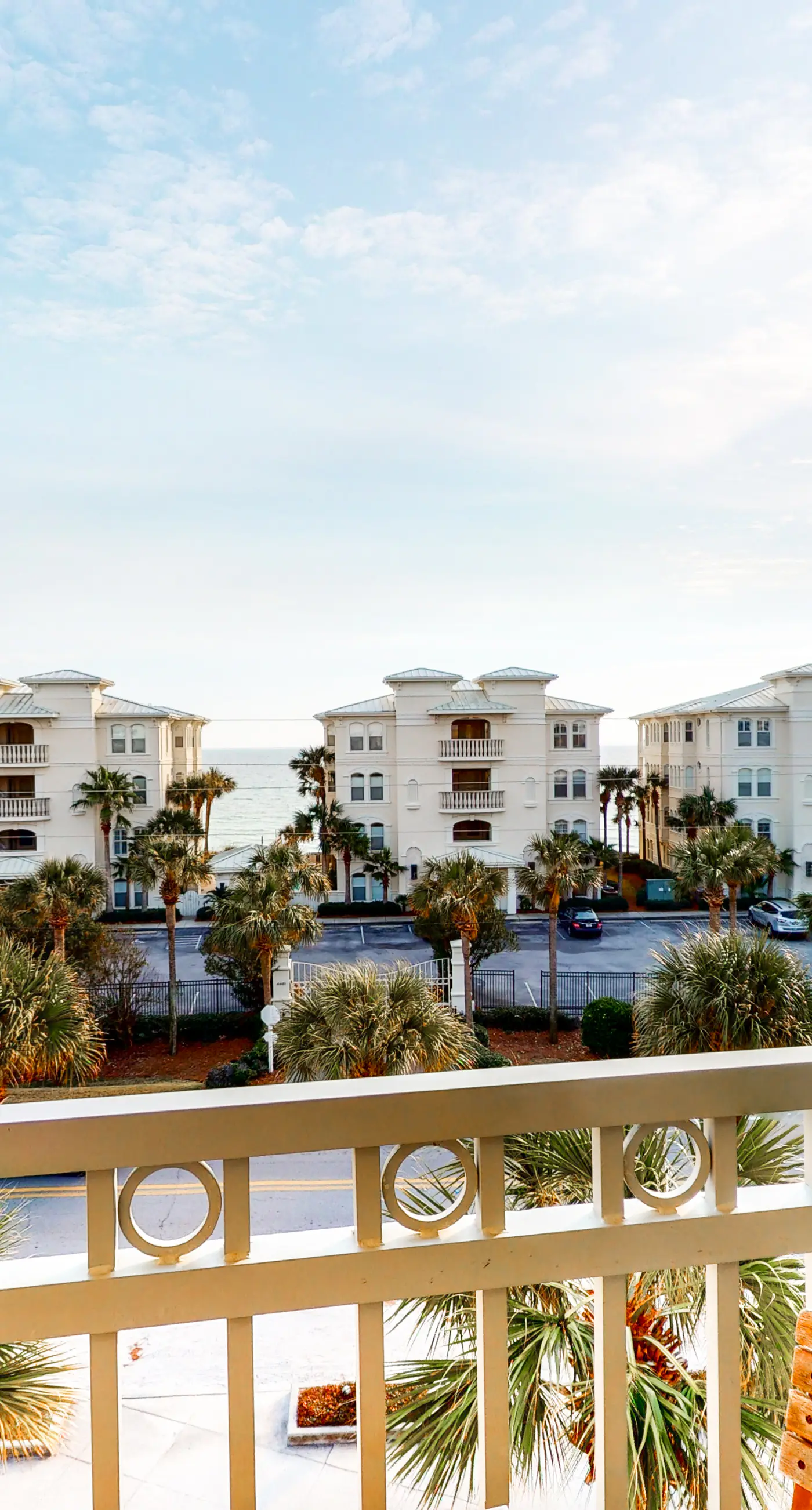 Beachy condo with free WiFi & shared pool,hot tub - short walk to the beach