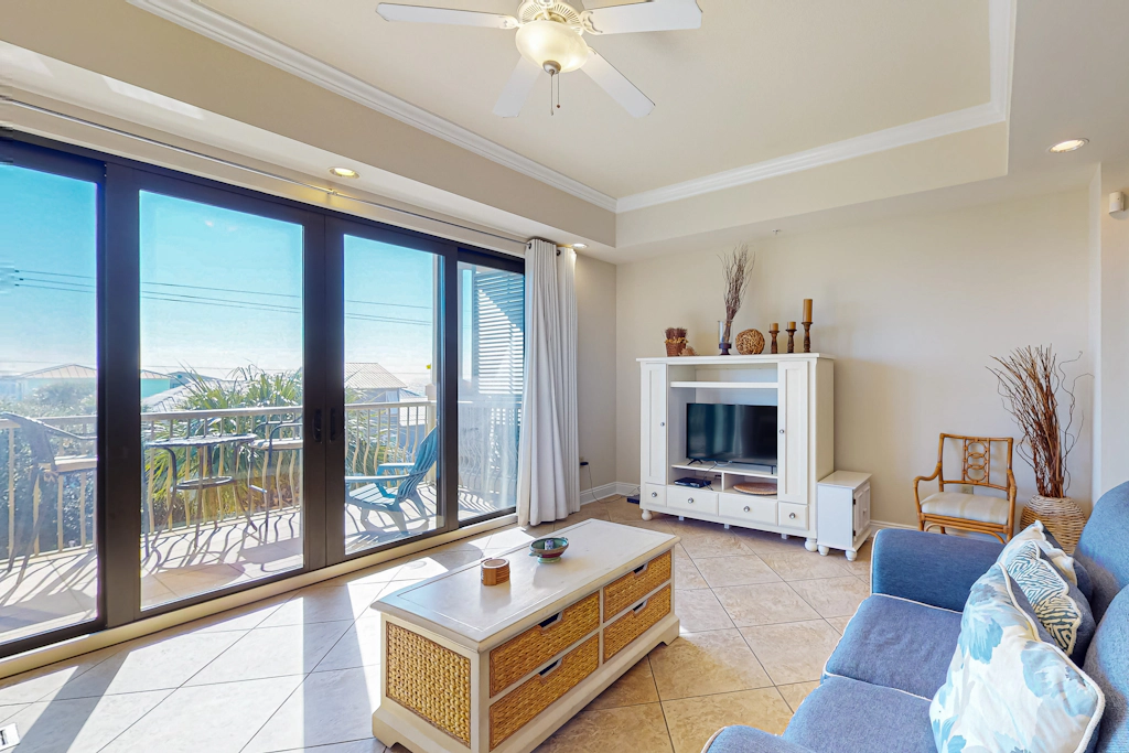 Stylish townhouse condo near the beach with full kitchen, WiFi, and shared pool