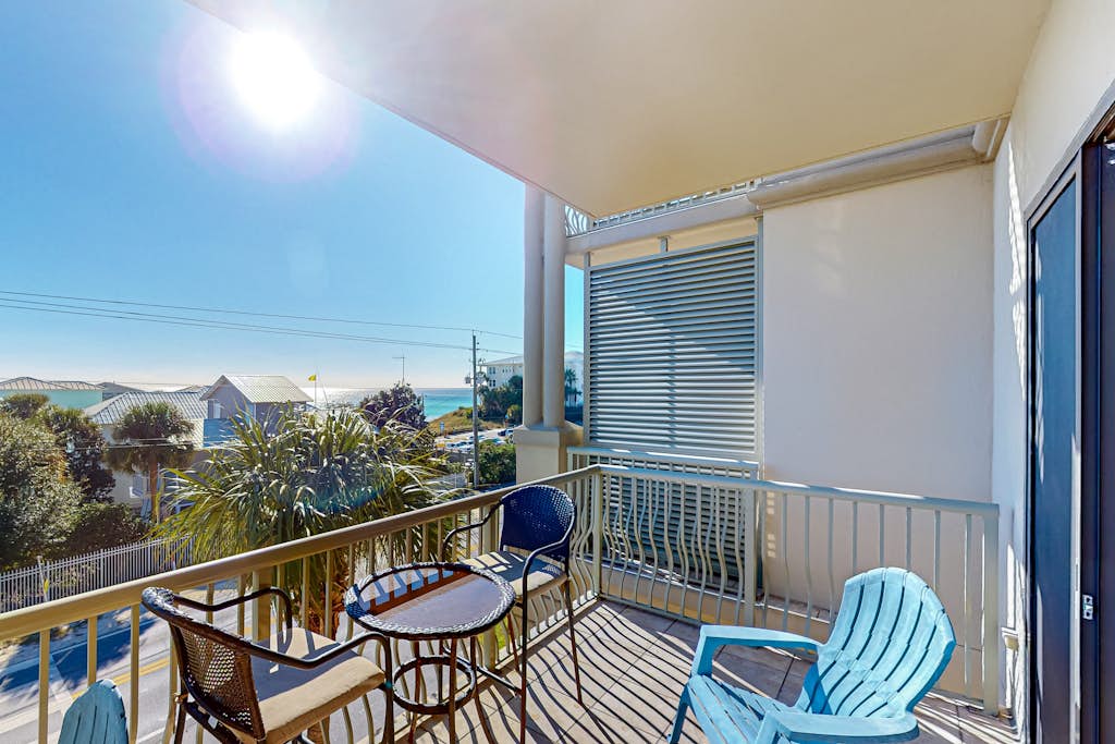 Stylish townhouse condo near the beach with full kitchen, WiFi, and shared pool