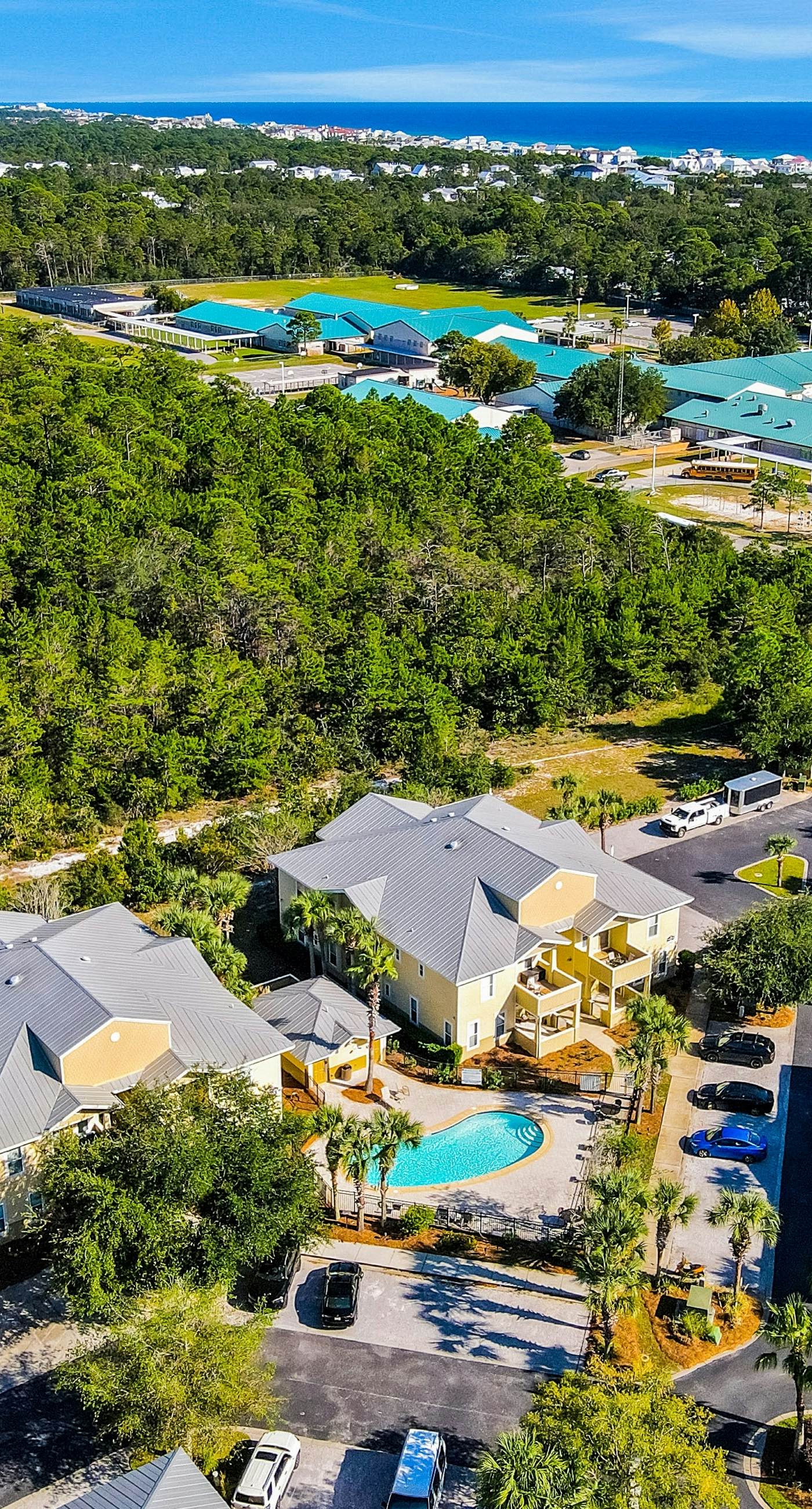 2nd-floor condo near beach with balcony, outdoor pool, streaming, & washer/dryer