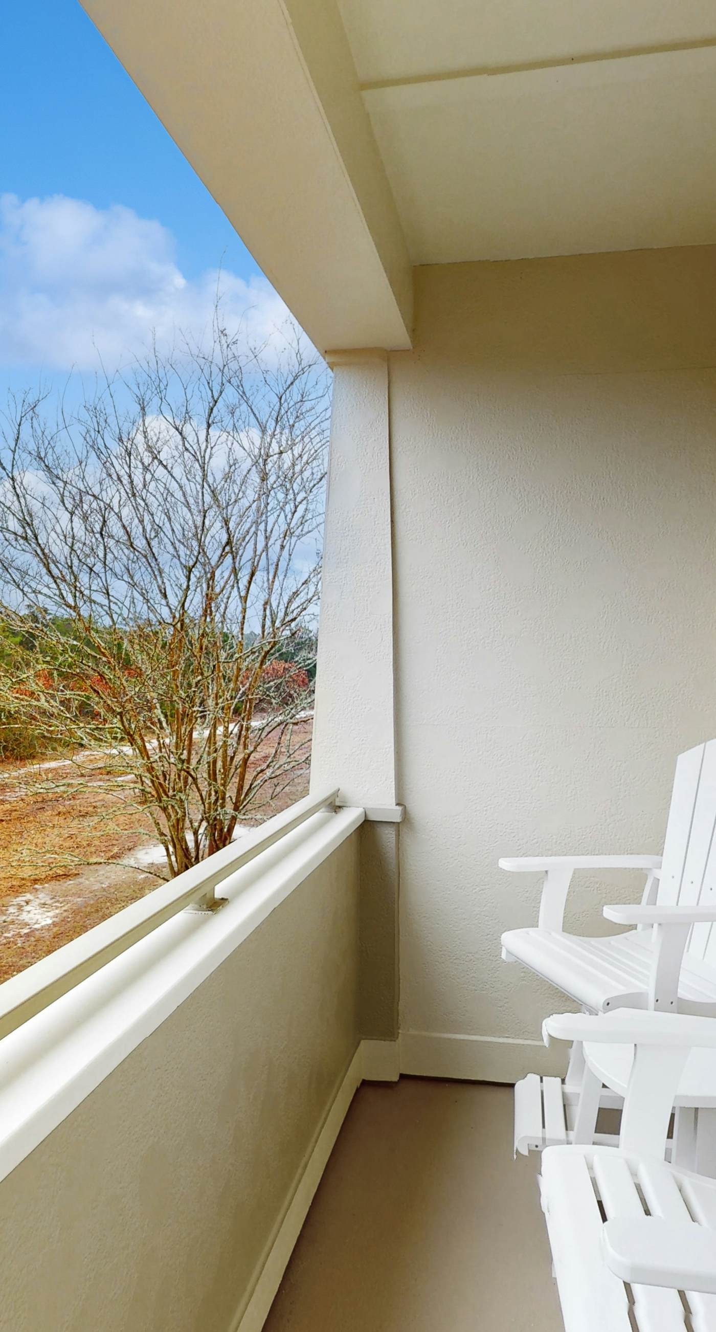 2nd-floor condo near beach with balcony, outdoor pool, streaming, & washer/dryer