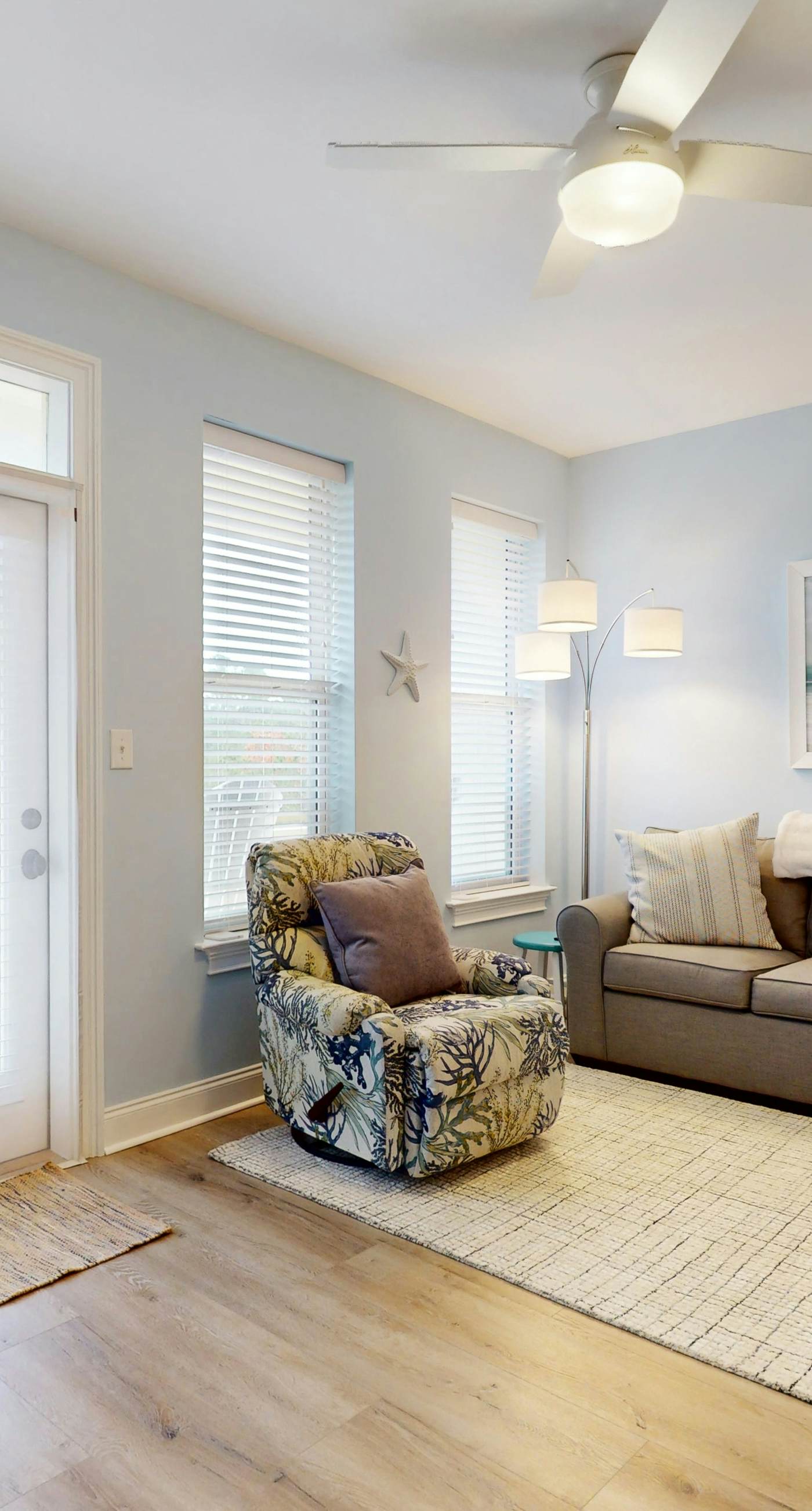 2nd-floor condo near beach with balcony, outdoor pool, streaming, & washer/dryer