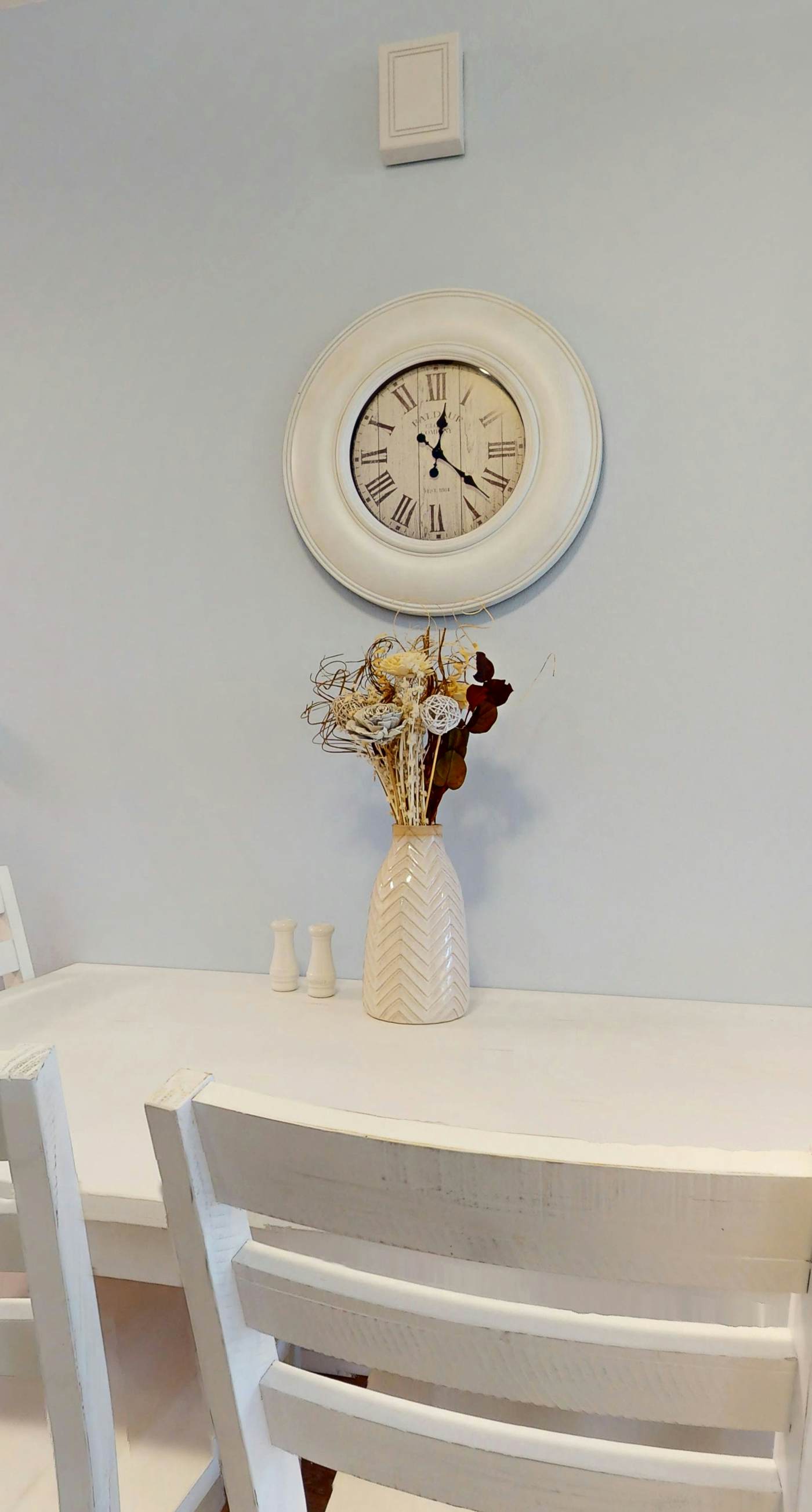 2nd-floor condo near beach with balcony, outdoor pool, streaming, & washer/dryer