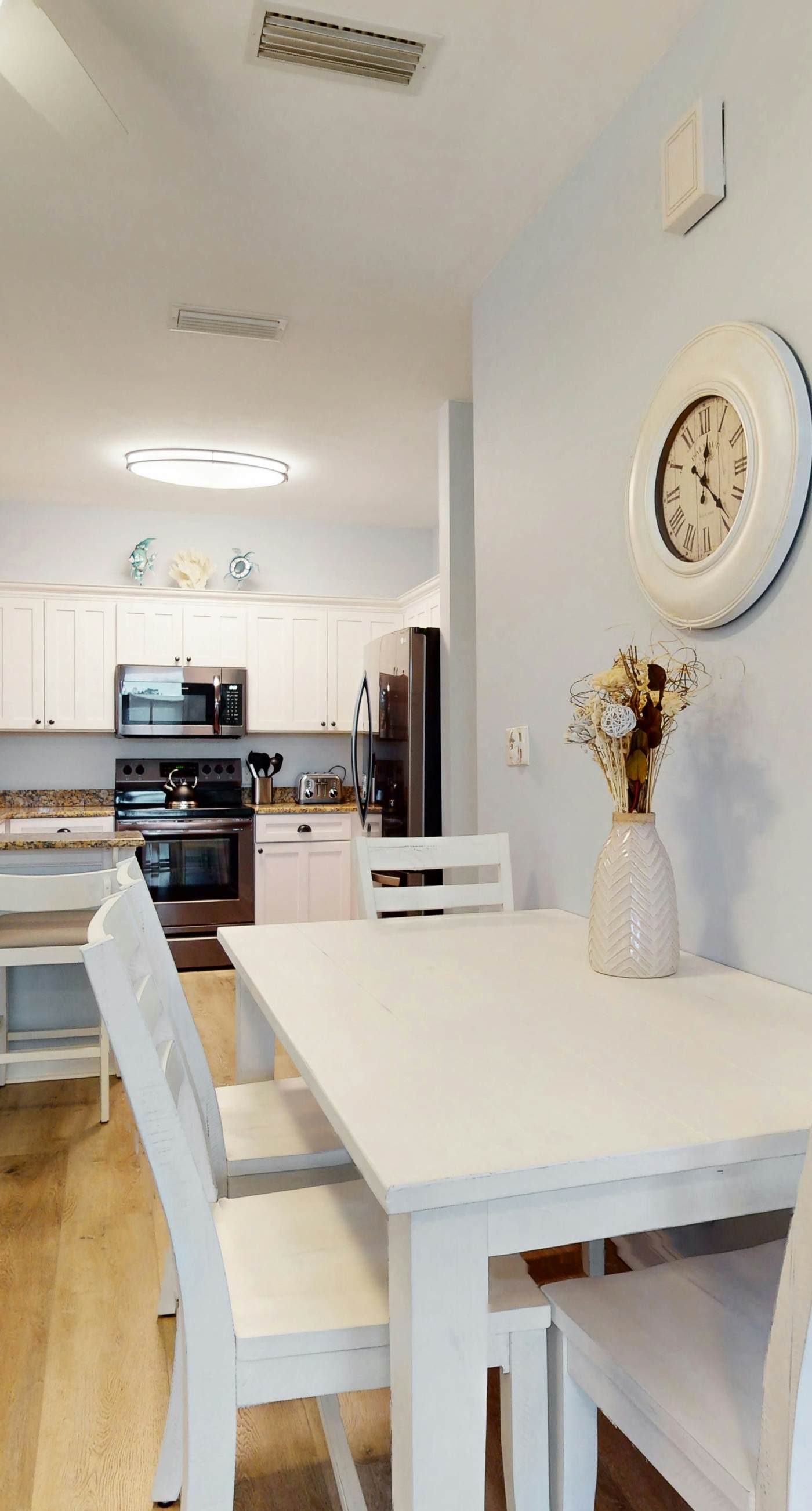 2nd-floor condo near beach with balcony, outdoor pool, streaming, & washer/dryer