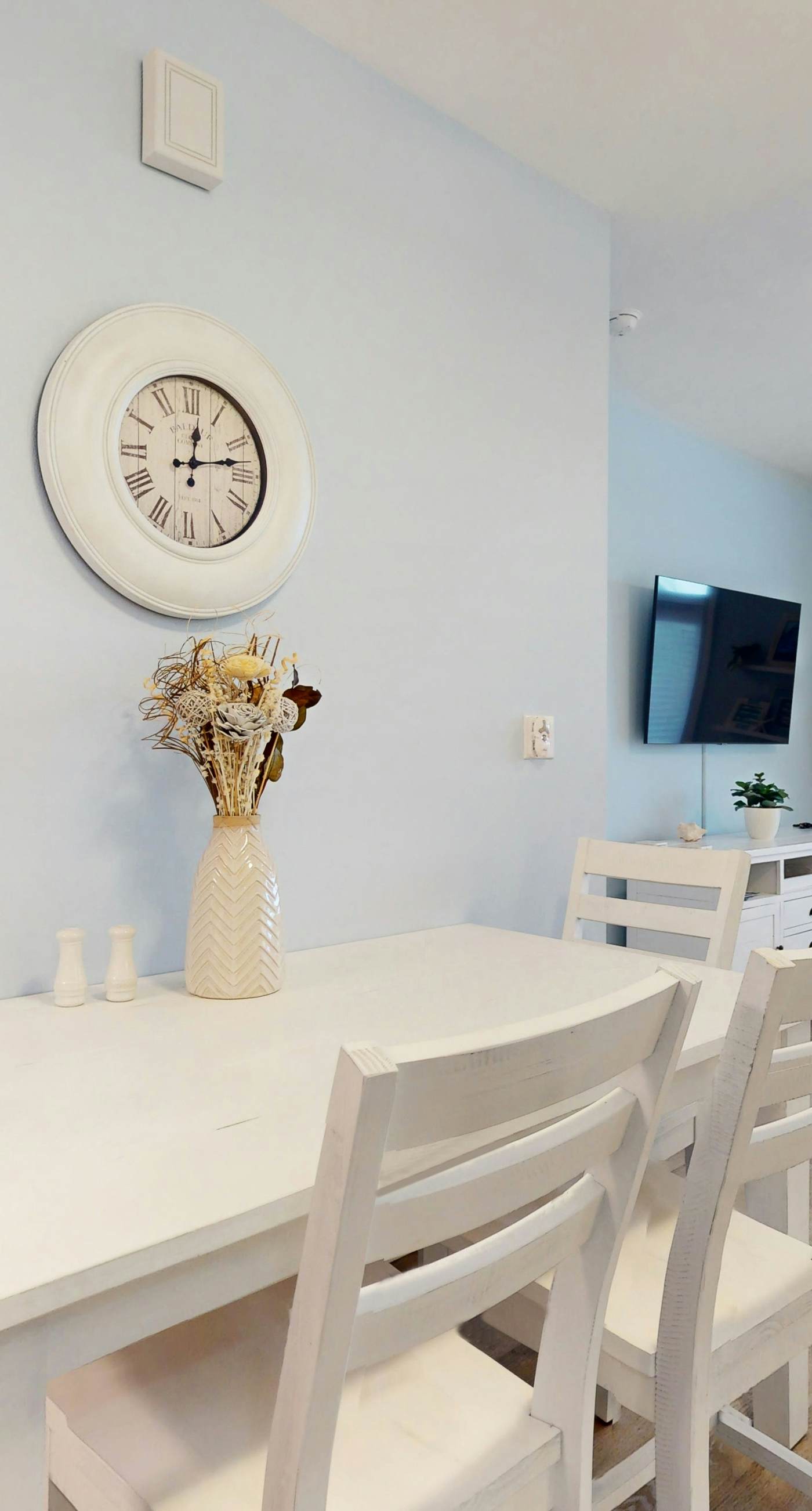 2nd-floor condo near beach with balcony, outdoor pool, streaming, & washer/dryer