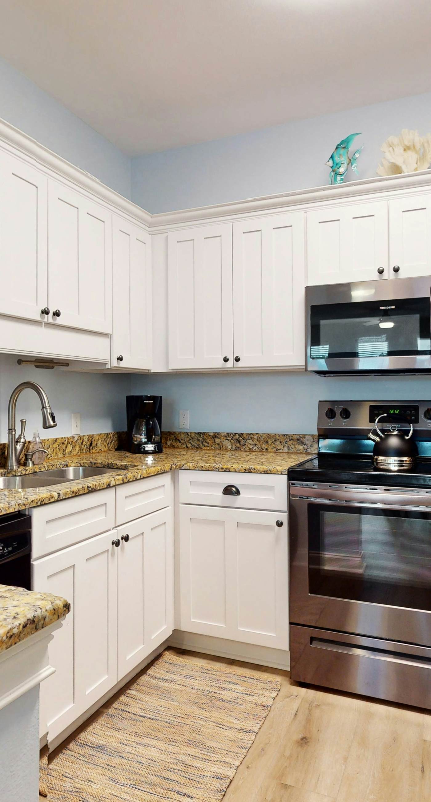 2nd-floor condo near beach with balcony, outdoor pool, streaming, & washer/dryer