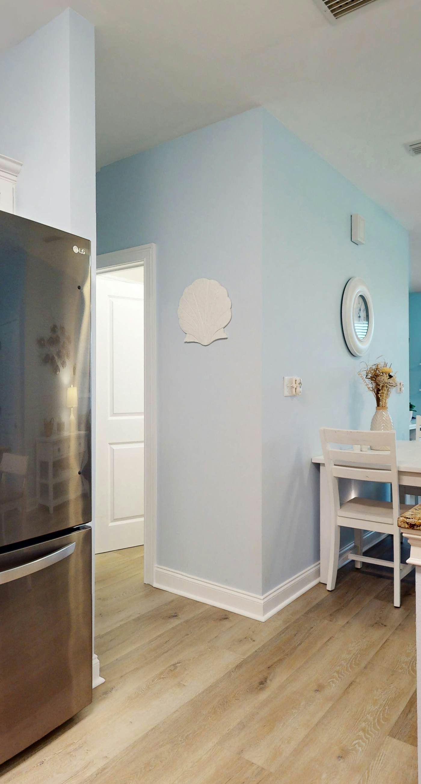 2nd-floor condo near beach with balcony, outdoor pool, streaming, & washer/dryer