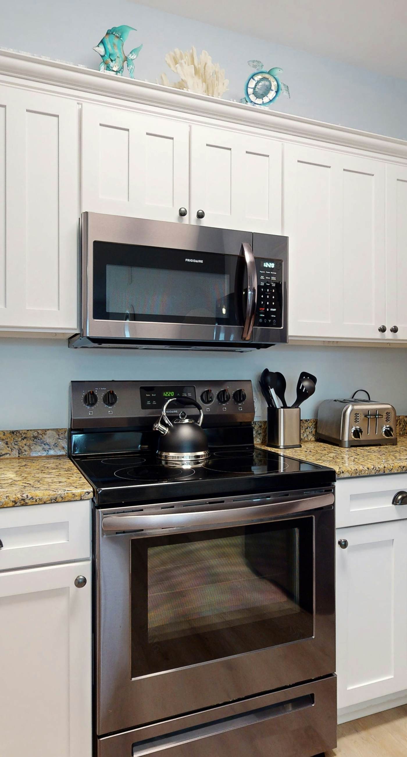 2nd-floor condo near beach with balcony, outdoor pool, streaming, & washer/dryer