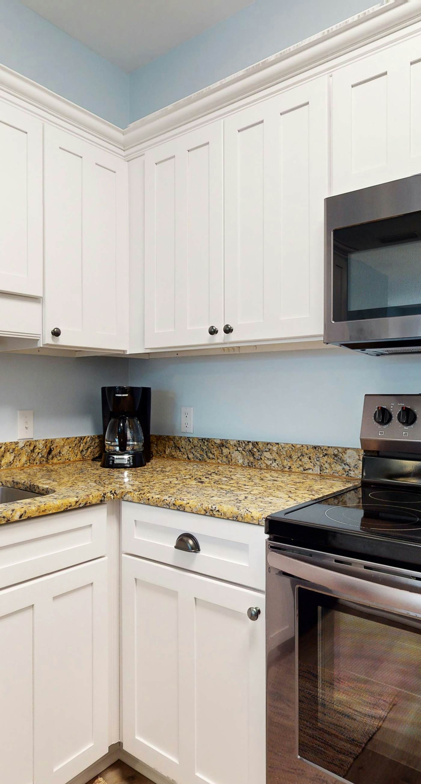 2nd-floor condo near beach with balcony, outdoor pool, streaming, & washer/dryer