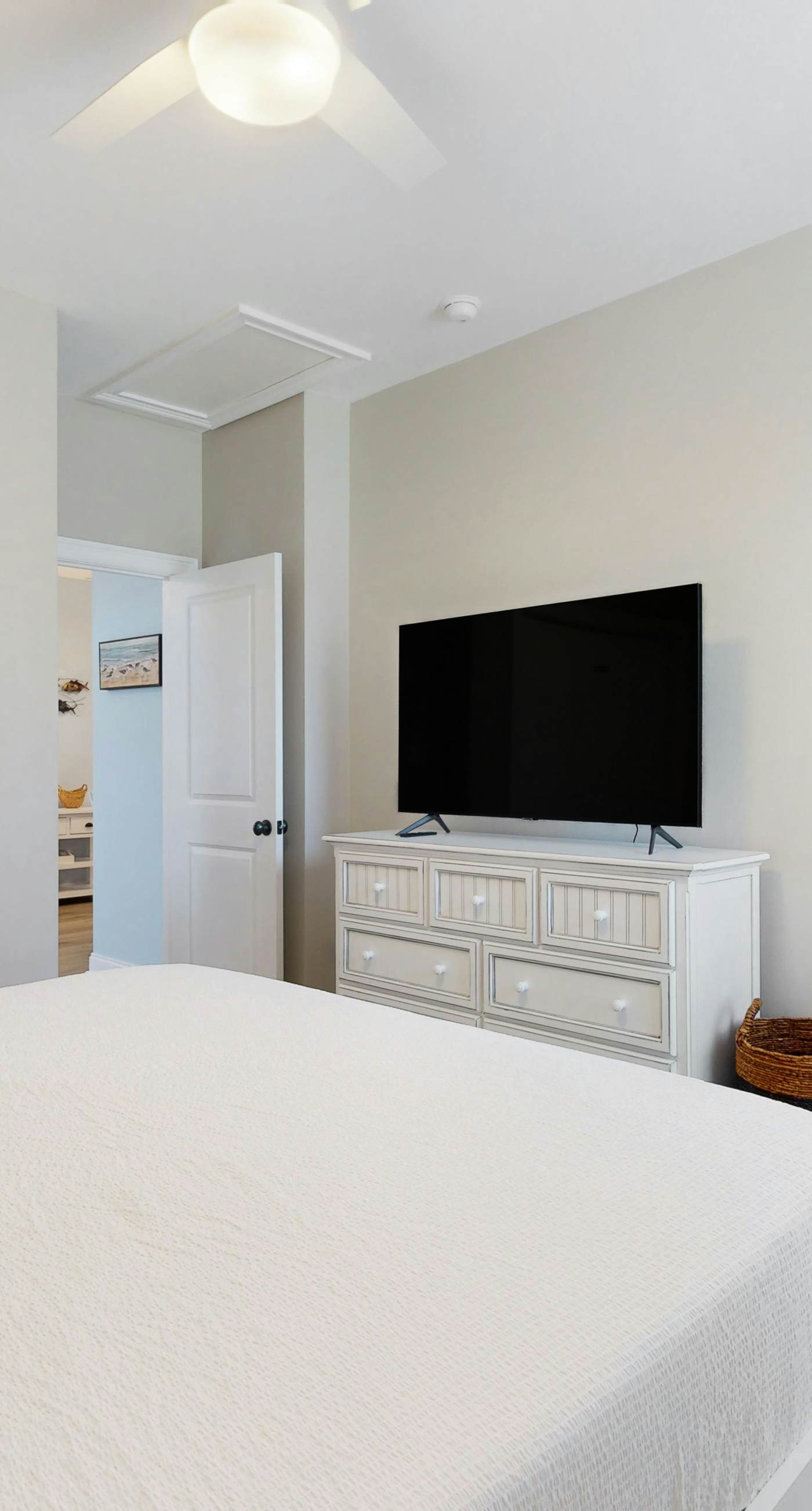 2nd-floor condo near beach with balcony, outdoor pool, streaming, & washer/dryer