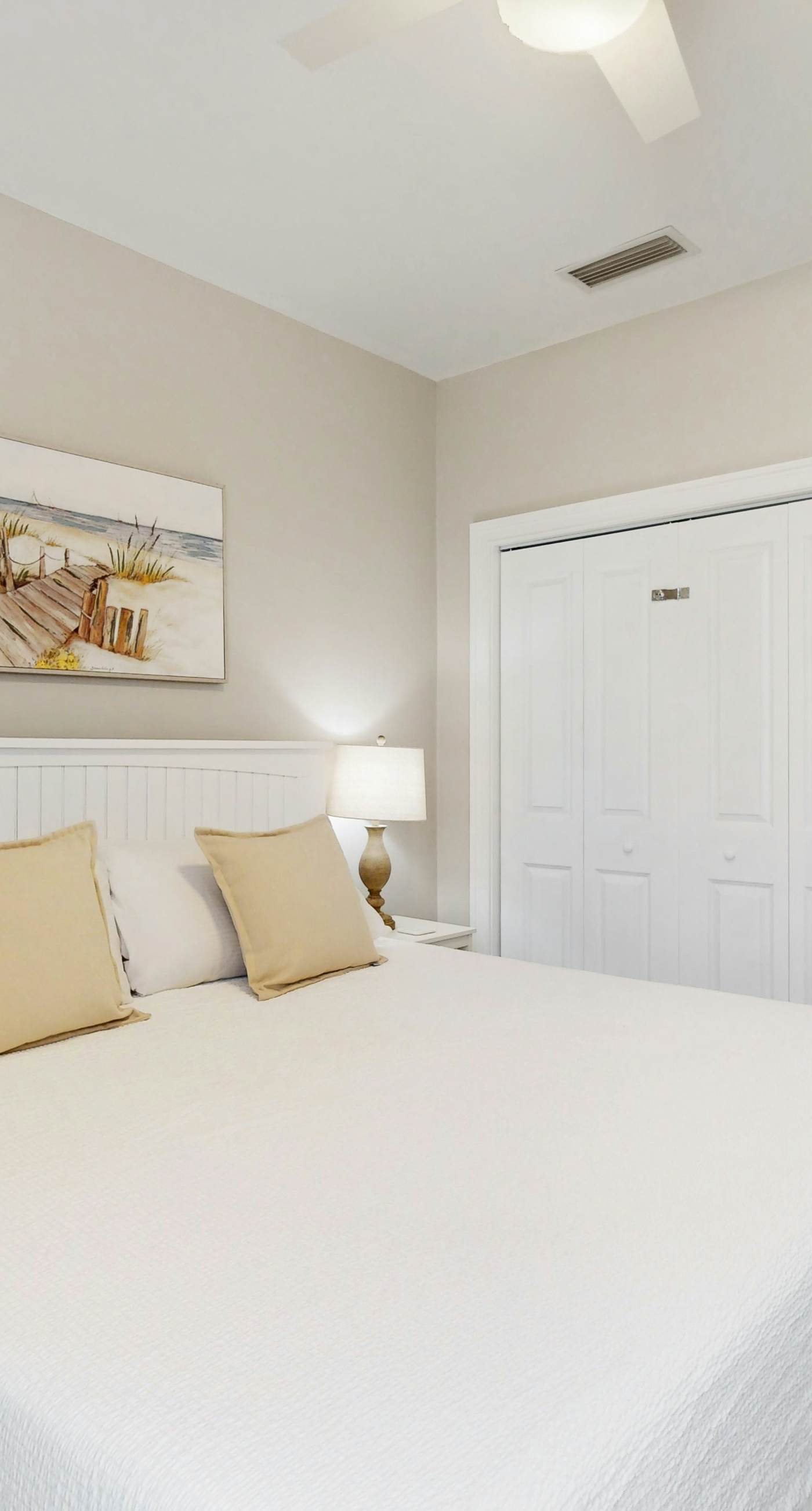 2nd-floor condo near beach with balcony, outdoor pool, streaming, & washer/dryer