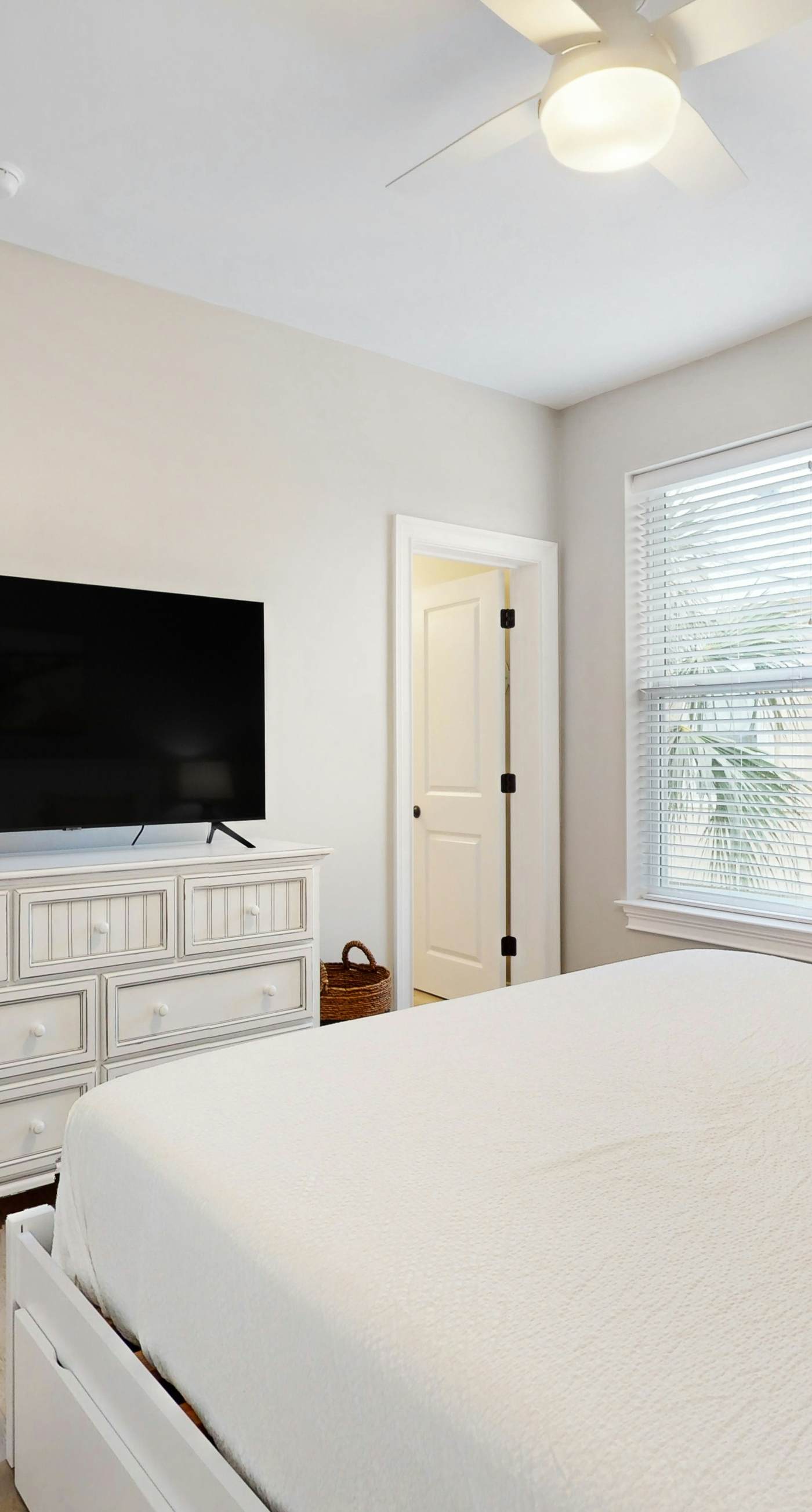 2nd-floor condo near beach with balcony, outdoor pool, streaming, & washer/dryer