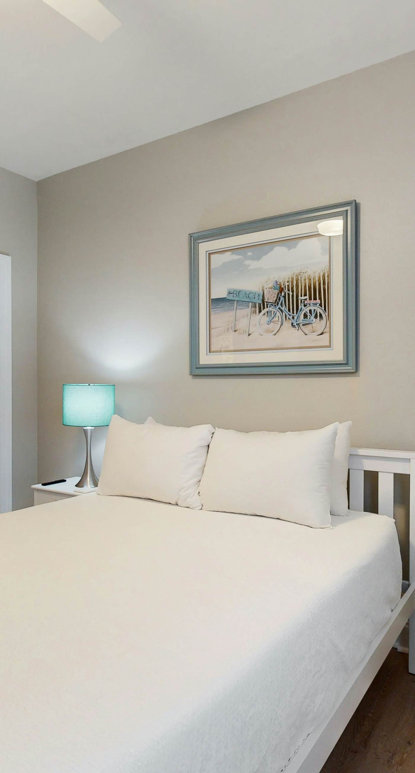 2nd-floor condo near beach with balcony, outdoor pool, streaming, & washer/dryer