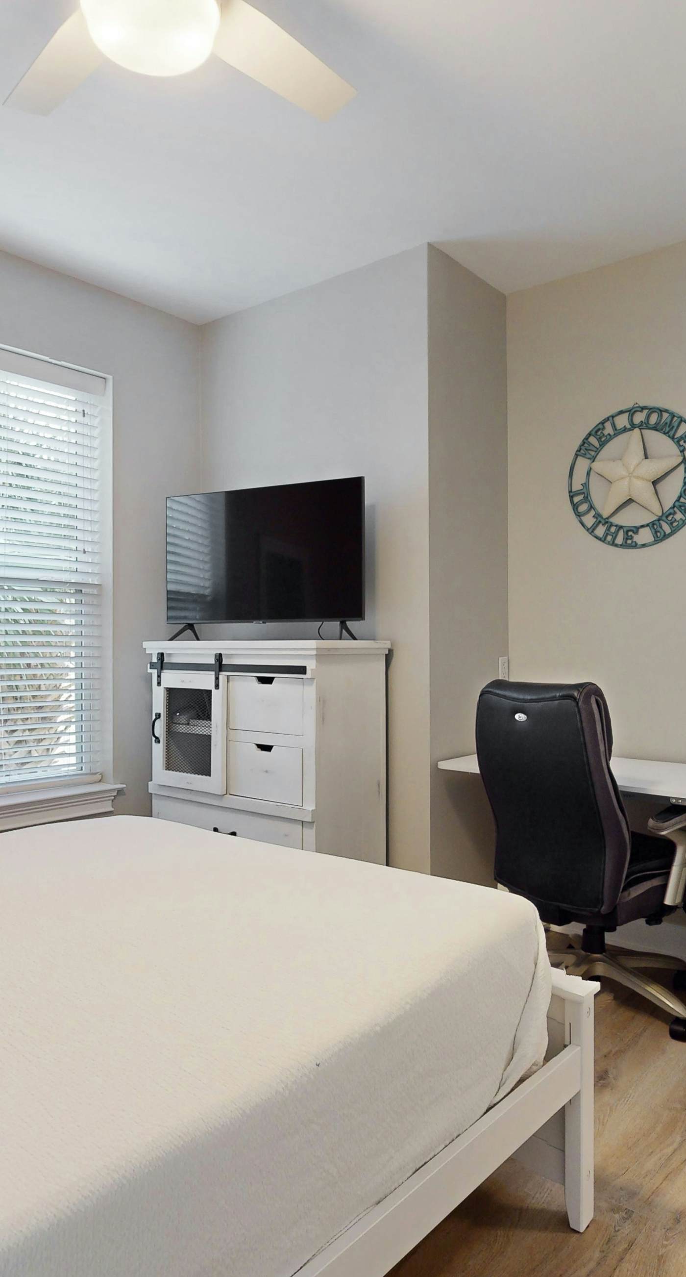 2nd-floor condo near beach with balcony, outdoor pool, streaming, & washer/dryer