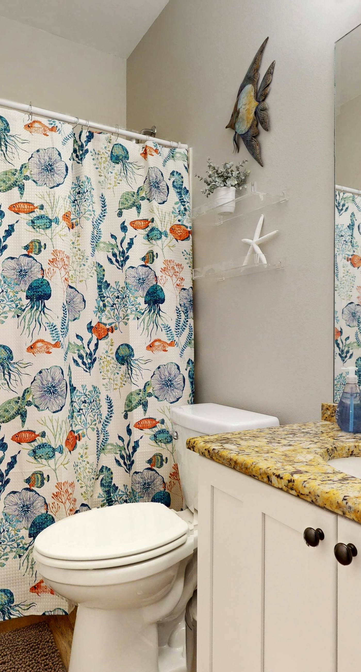 2nd-floor condo near beach with balcony, outdoor pool, streaming, & washer/dryer