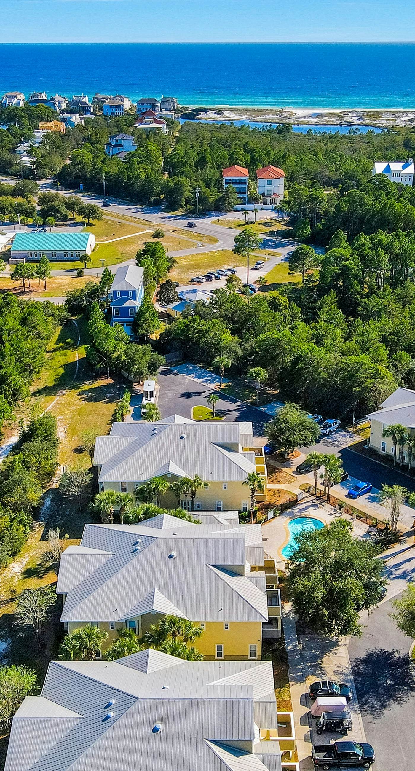 2nd-floor condo near beach with balcony, outdoor pool, streaming, & washer/dryer