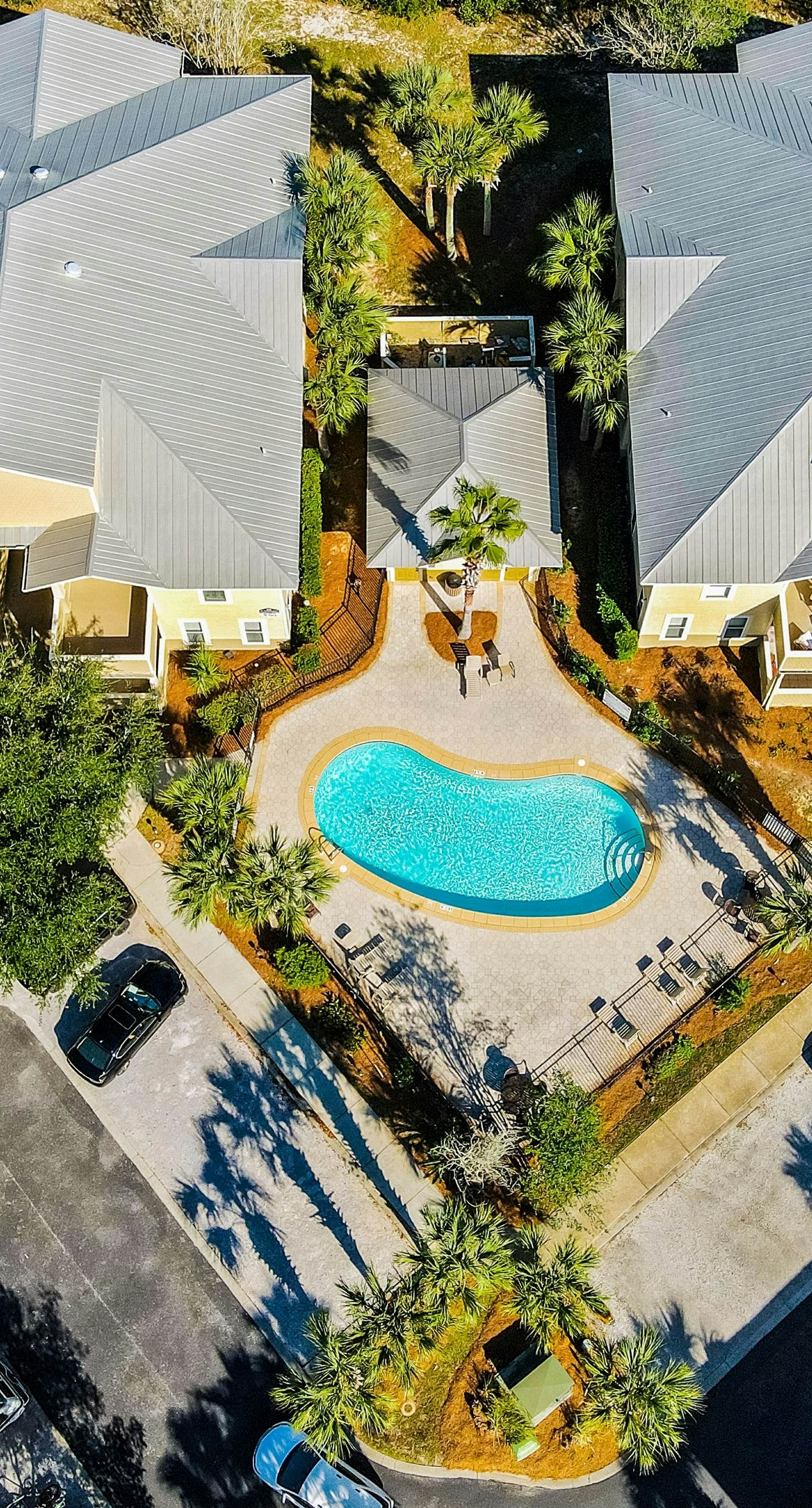 2nd-floor condo near beach with balcony, outdoor pool, streaming, & washer/dryer