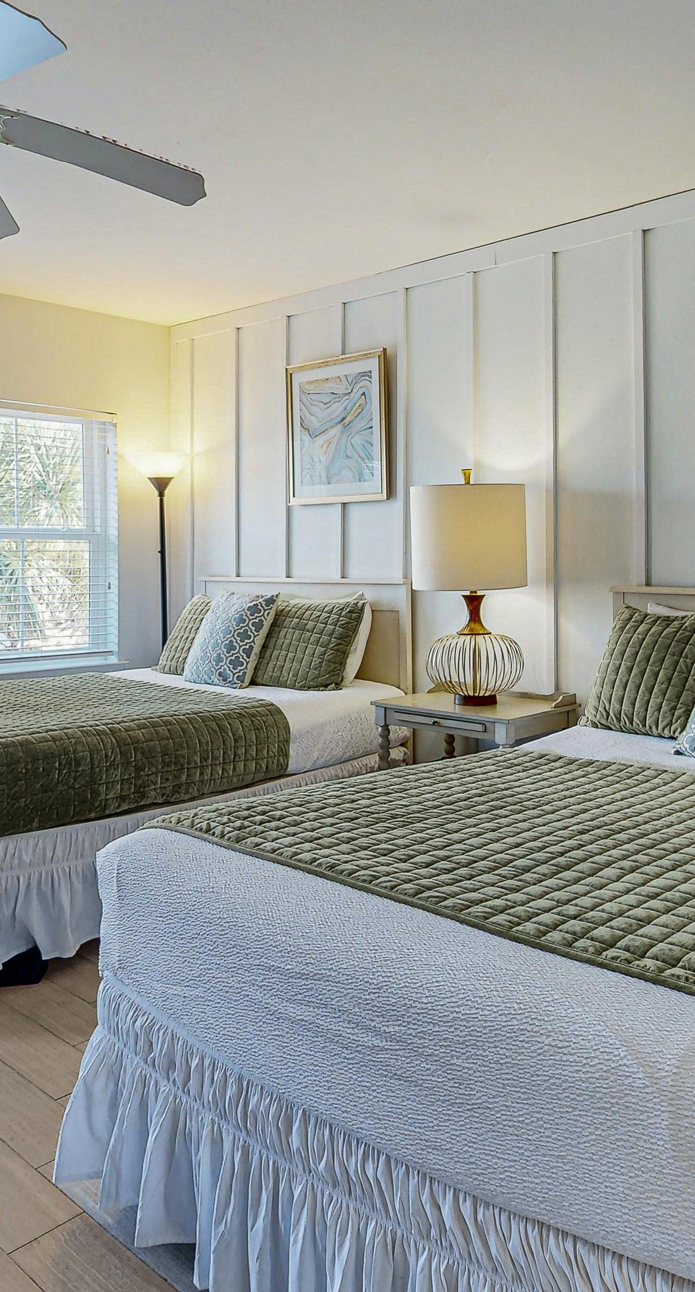 Comfortable condo with kitchenette, community pools & hot tub - walk to the beach