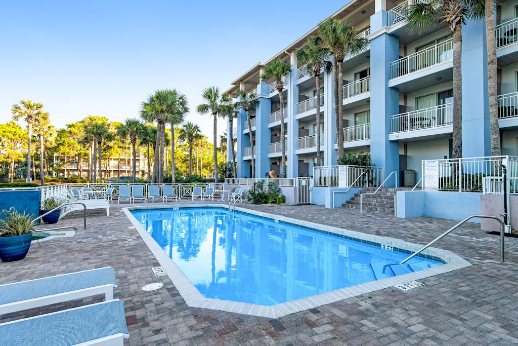Comfortable condo with kitchenette, community pools & hot tub - walk to the beach