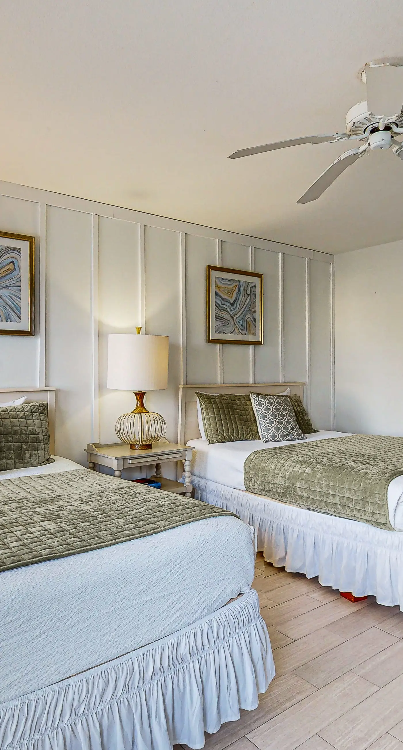 Comfortable condo with kitchenette, community pools & hot tub - walk to the beach