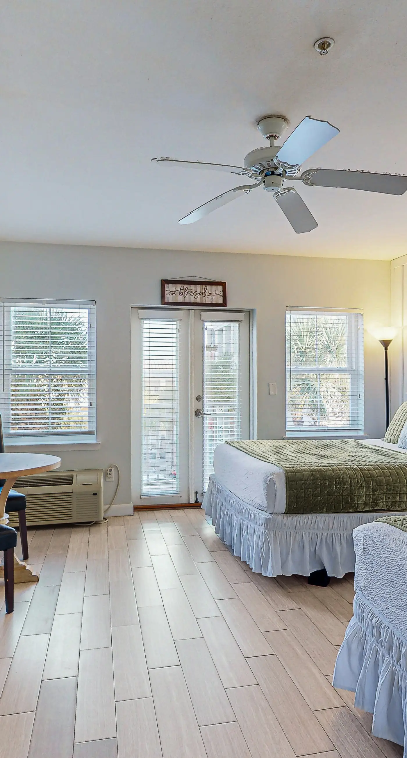 Comfortable condo with kitchenette, community pools & hot tub - walk to the beach