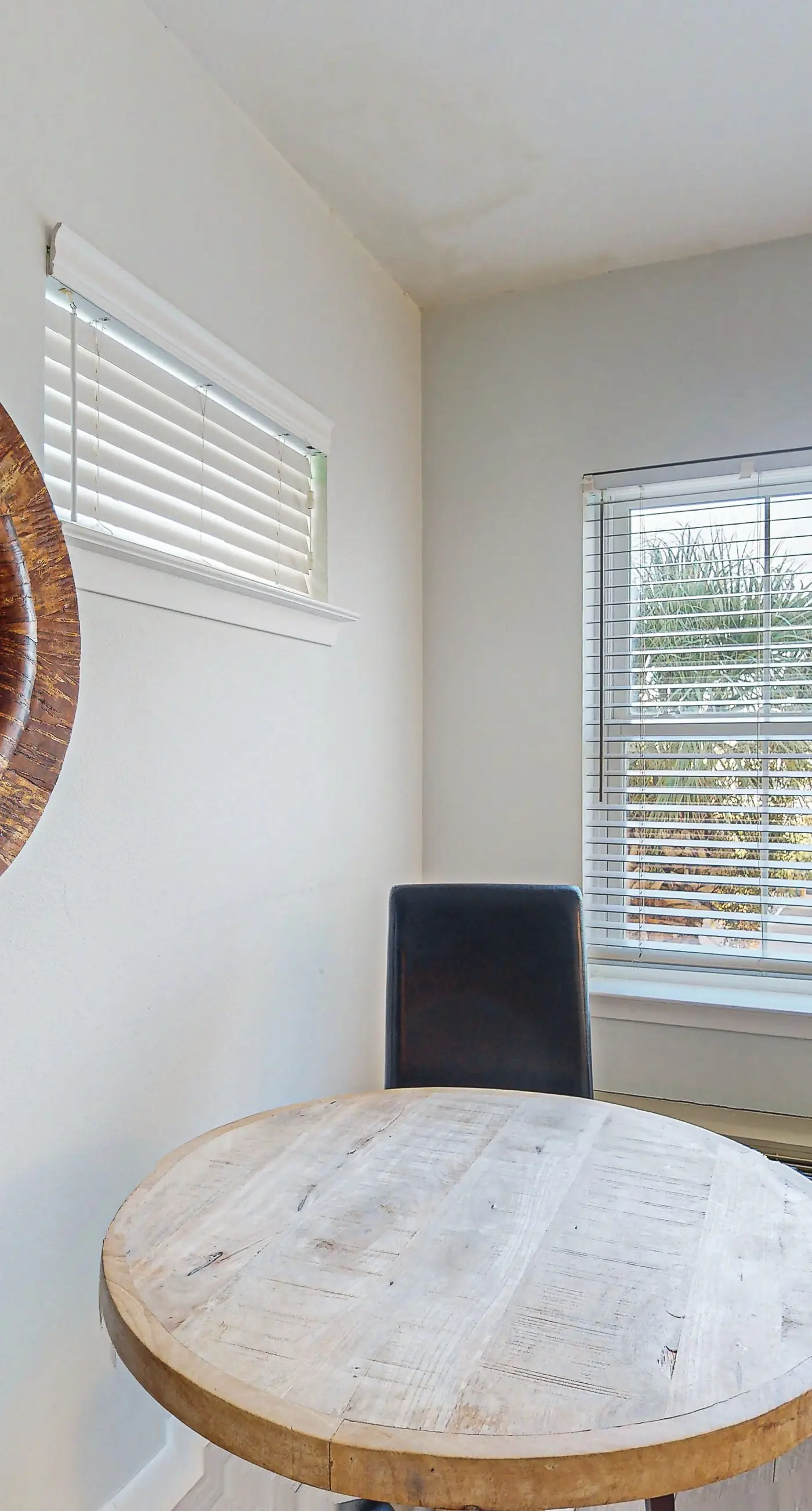 Comfortable condo with kitchenette, community pools & hot tub - walk to the beach